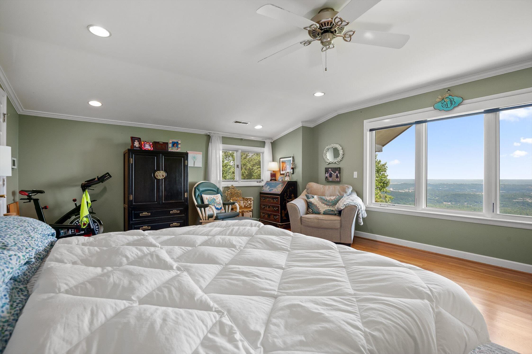 212 N Palisades Drive