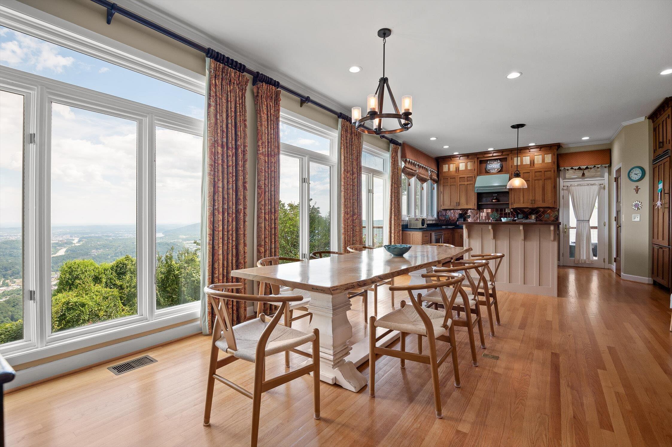 212 N Palisades Drive
