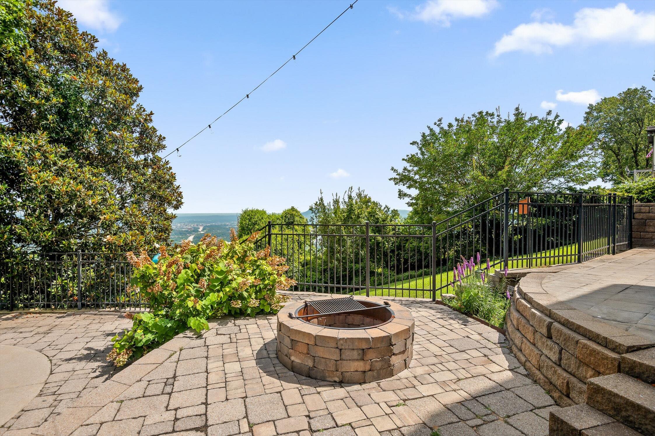 212 N Palisades Drive