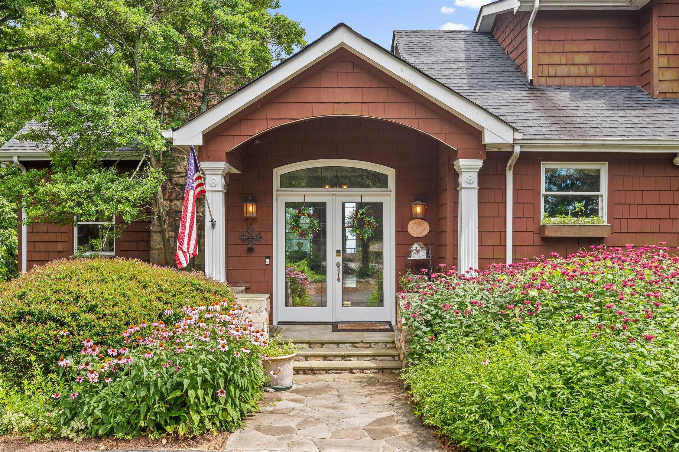 212 N Palisades Drive