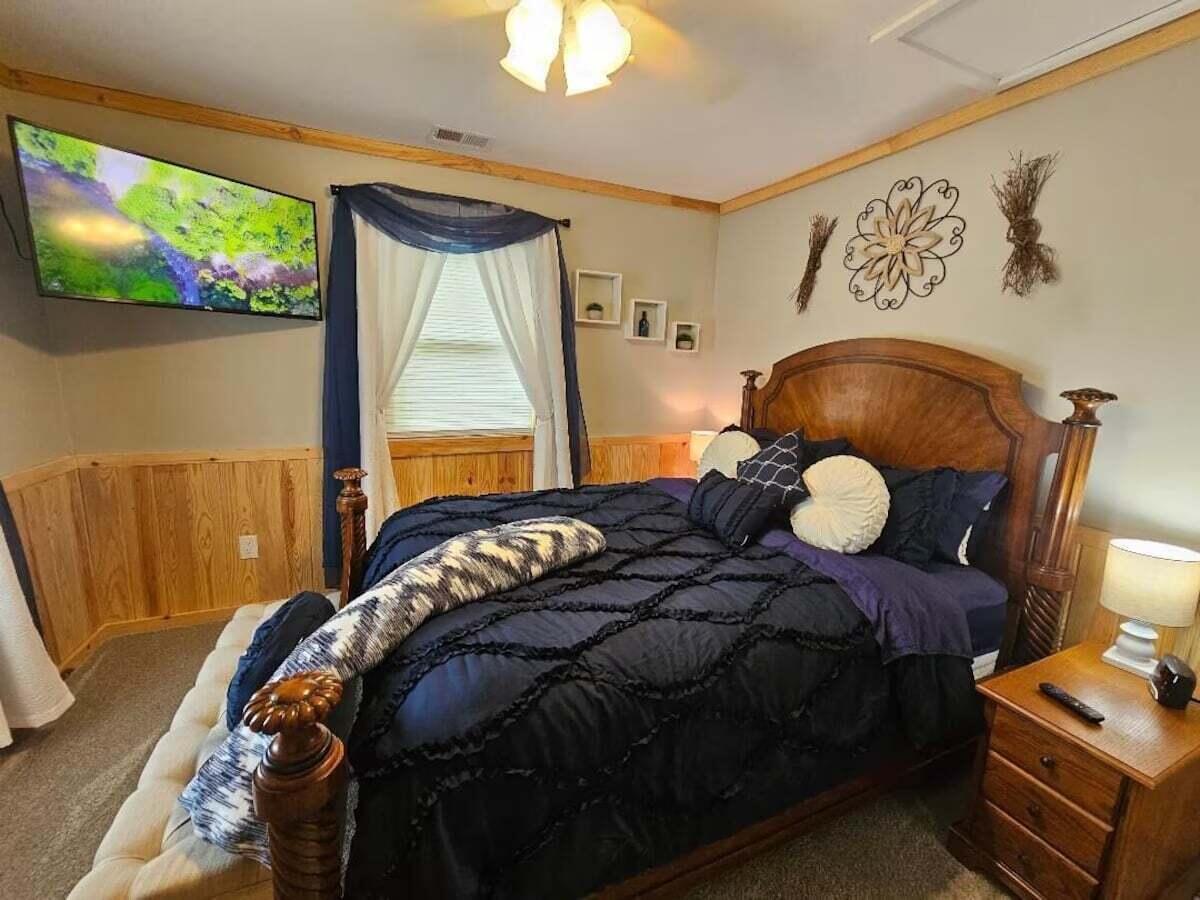 1360 Peggy Lane