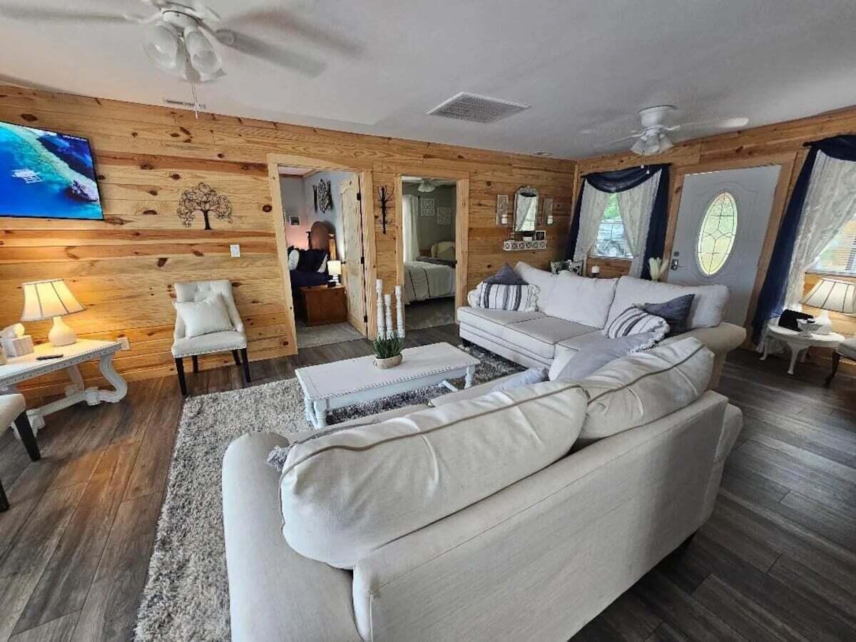 1360 Peggy Lane