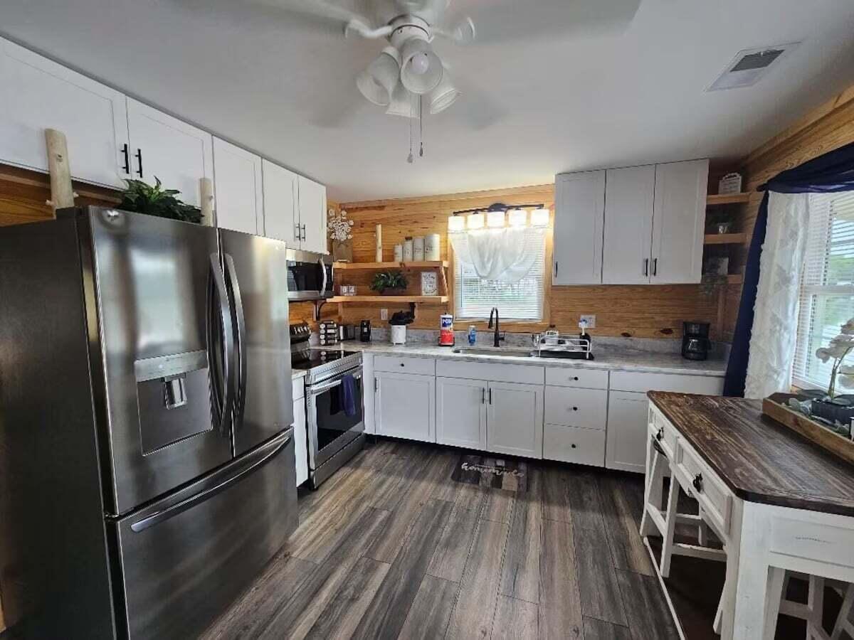 1360 Peggy Lane