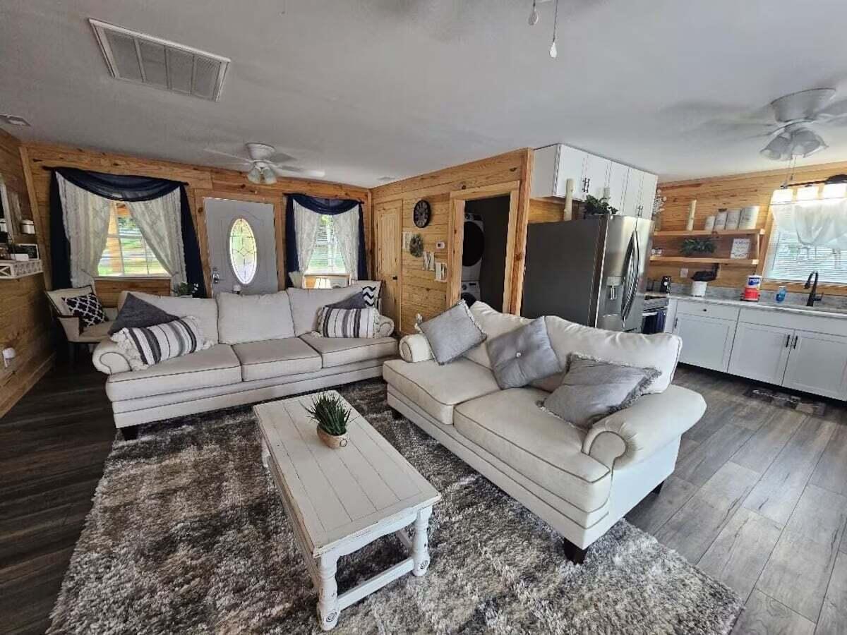 1360 Peggy Lane