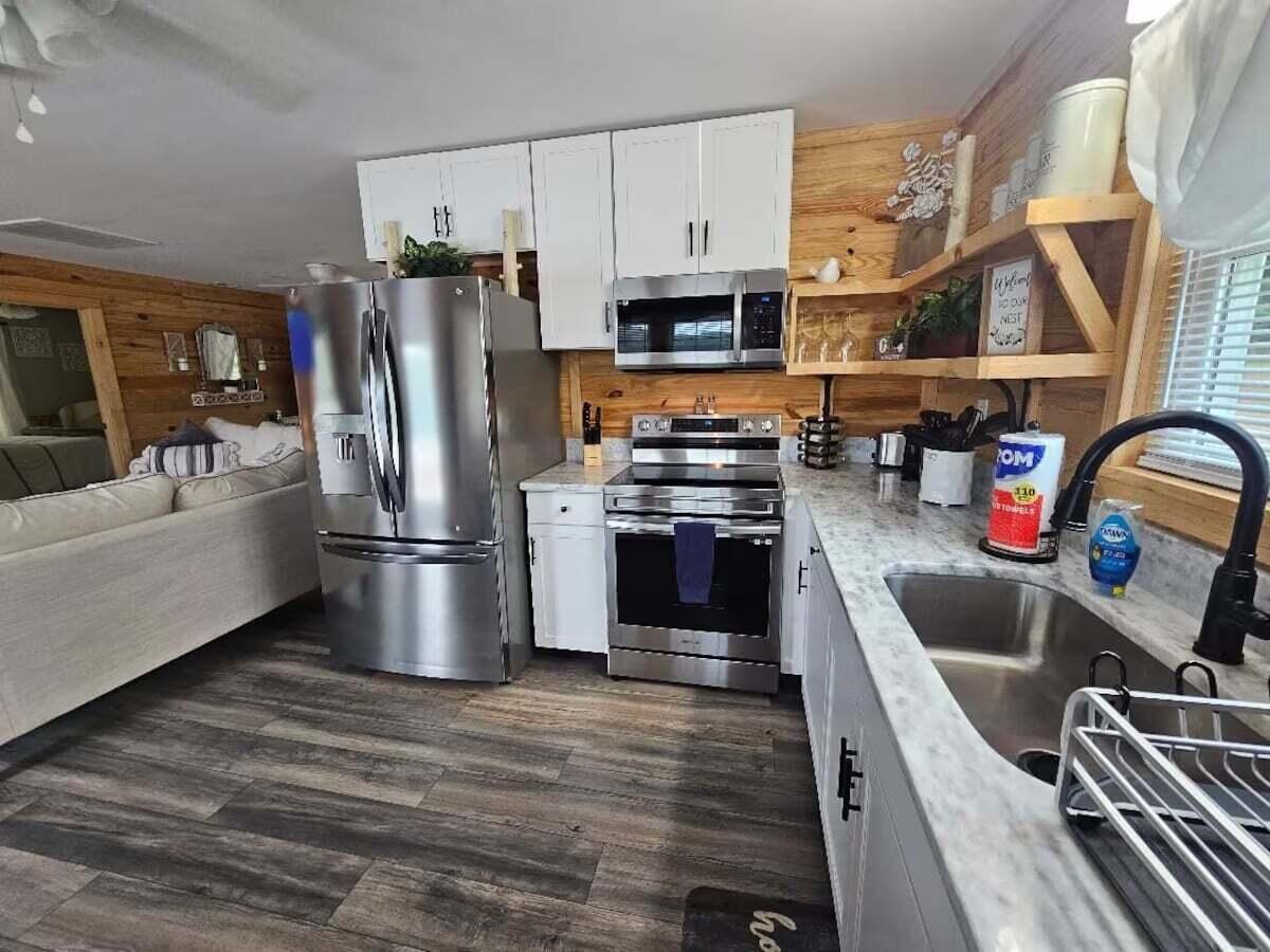 1360 Peggy Lane