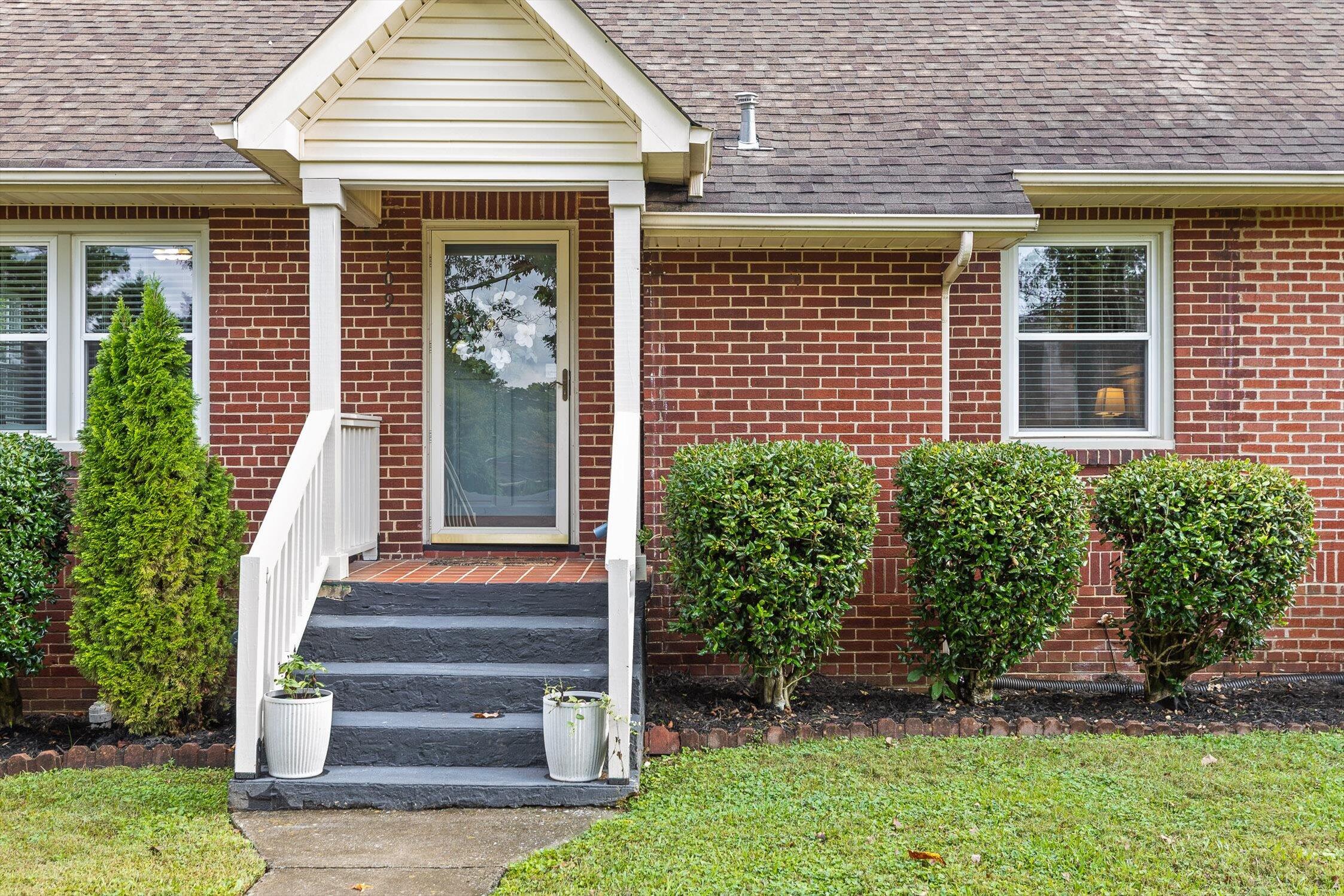 109 E Meadowbrook Drive