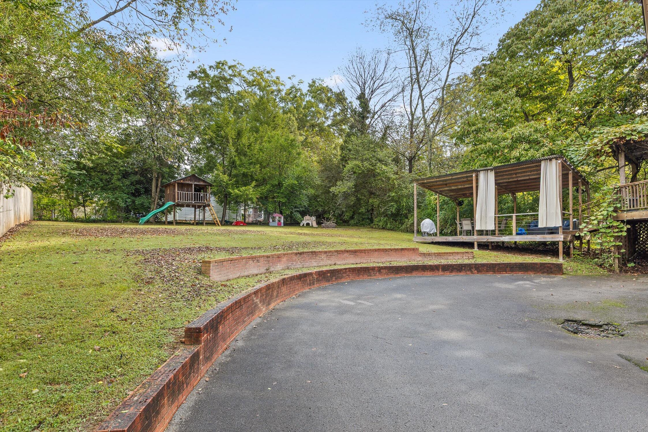 109 E Meadowbrook Drive