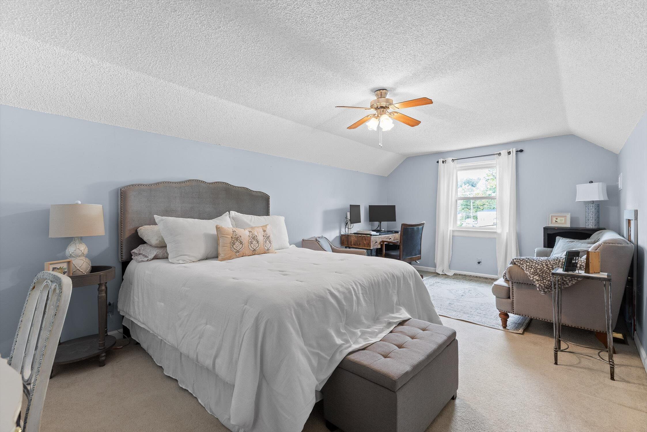 109 E Meadowbrook Drive