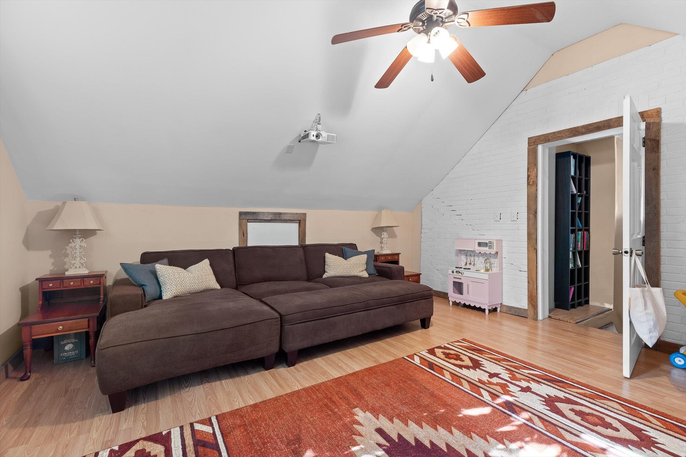 109 E Meadowbrook Drive