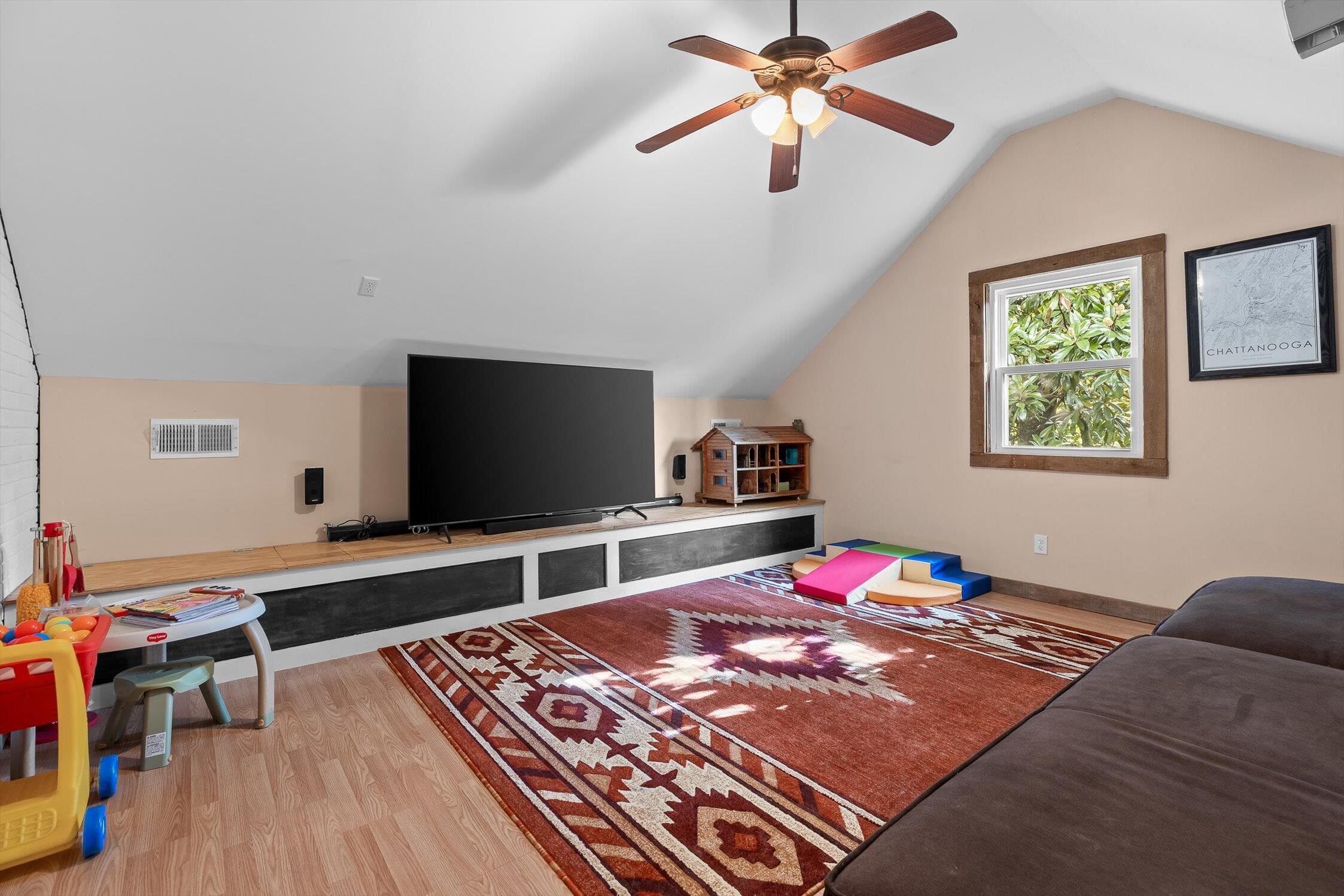 109 E Meadowbrook Drive