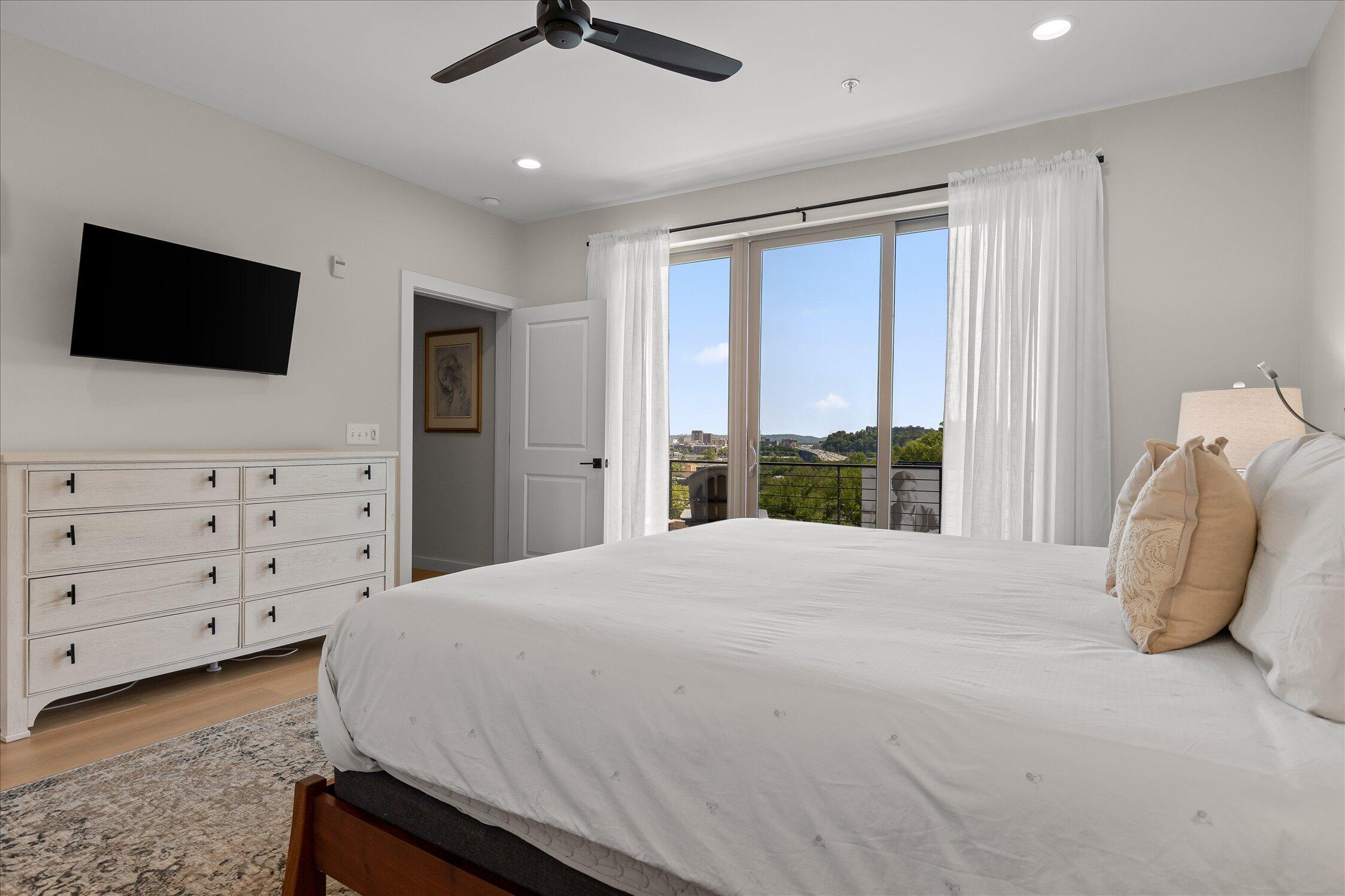 895 Cherokee Boulevard