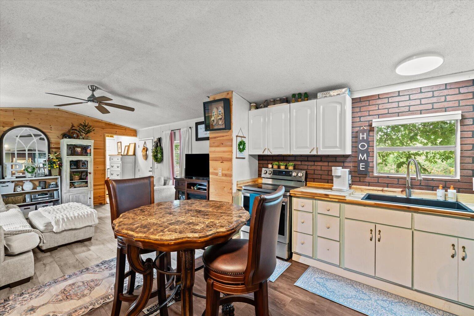 1506 Meadowlark Drive NE