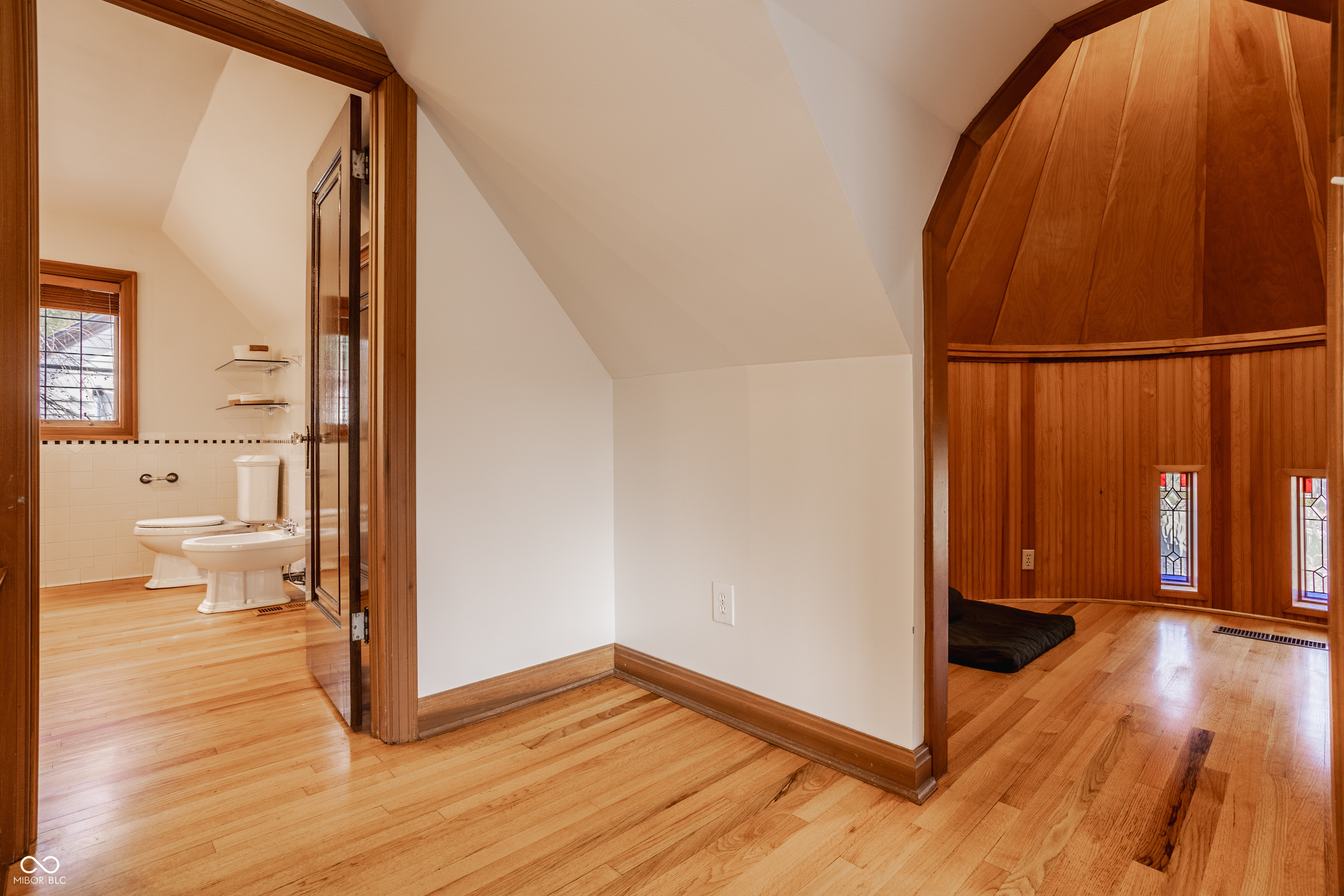 35 E 56th St