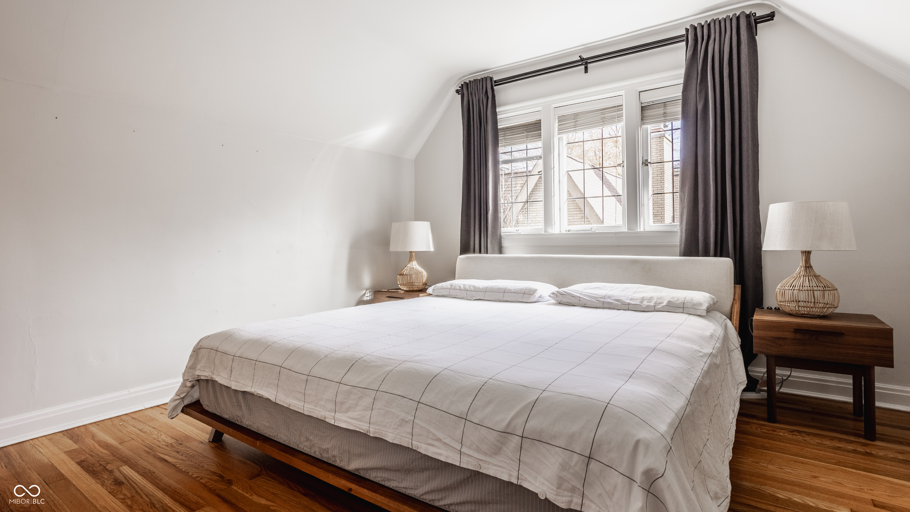 35 E 56th St