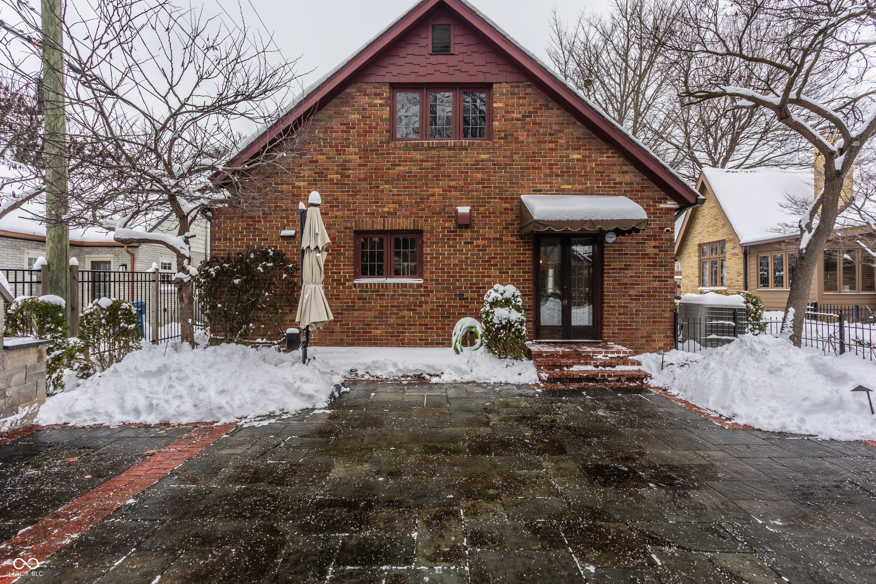 35 E 56th St