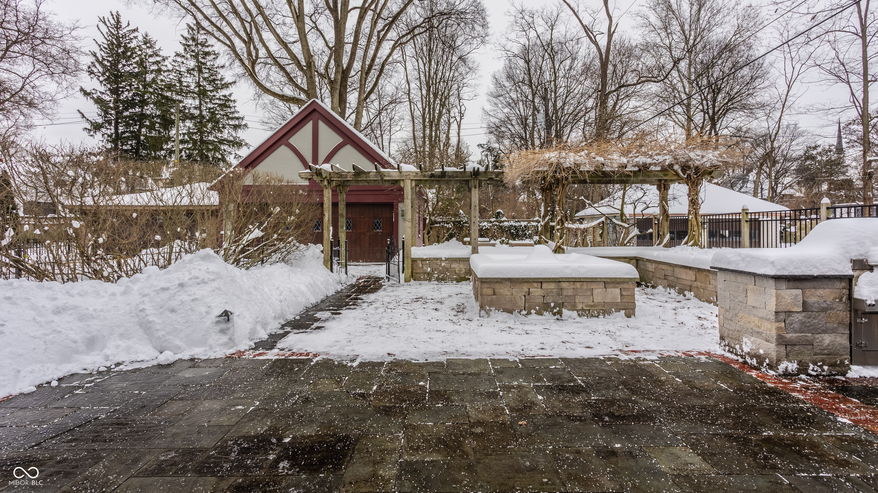 35 E 56th St