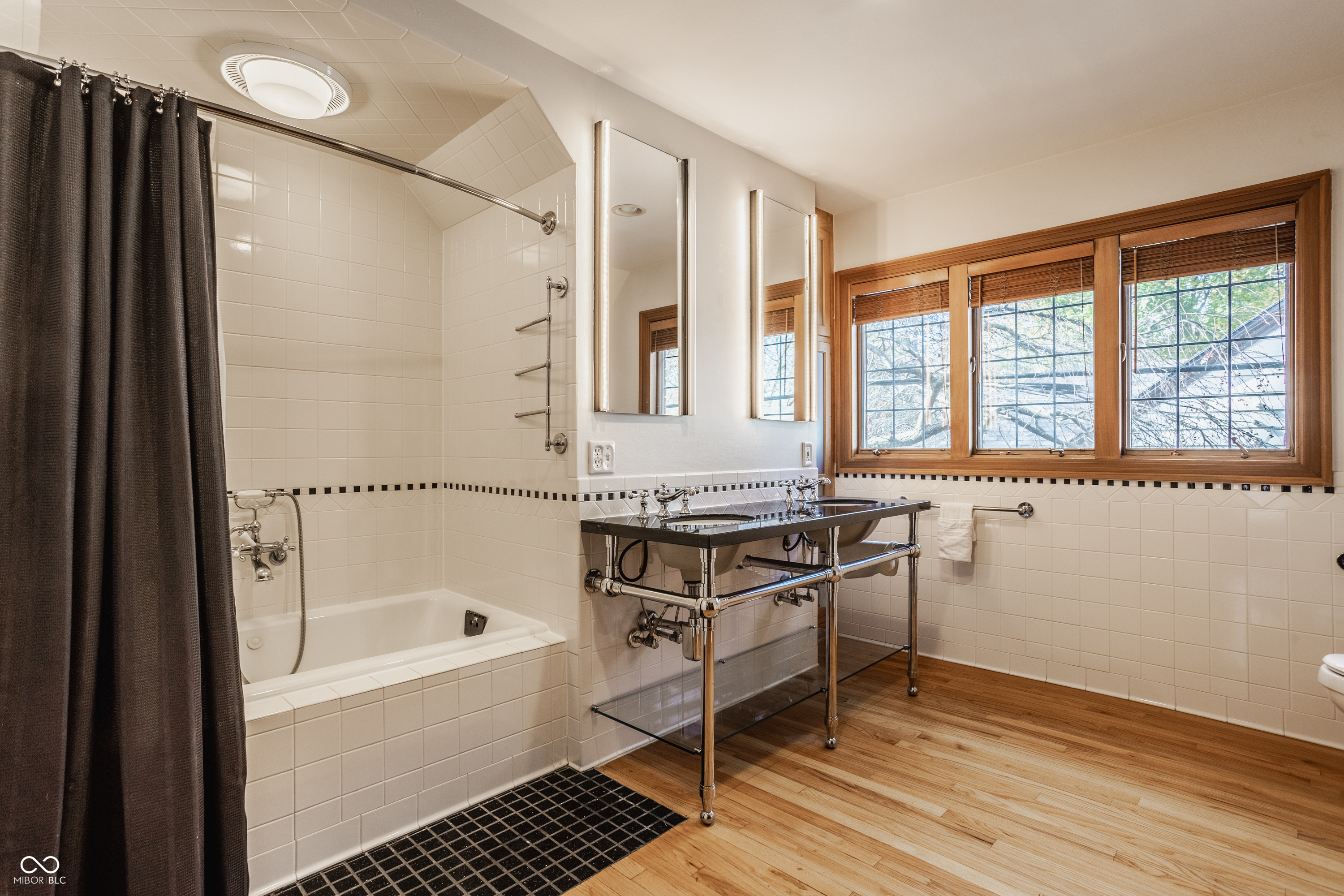 35 E 56th St
