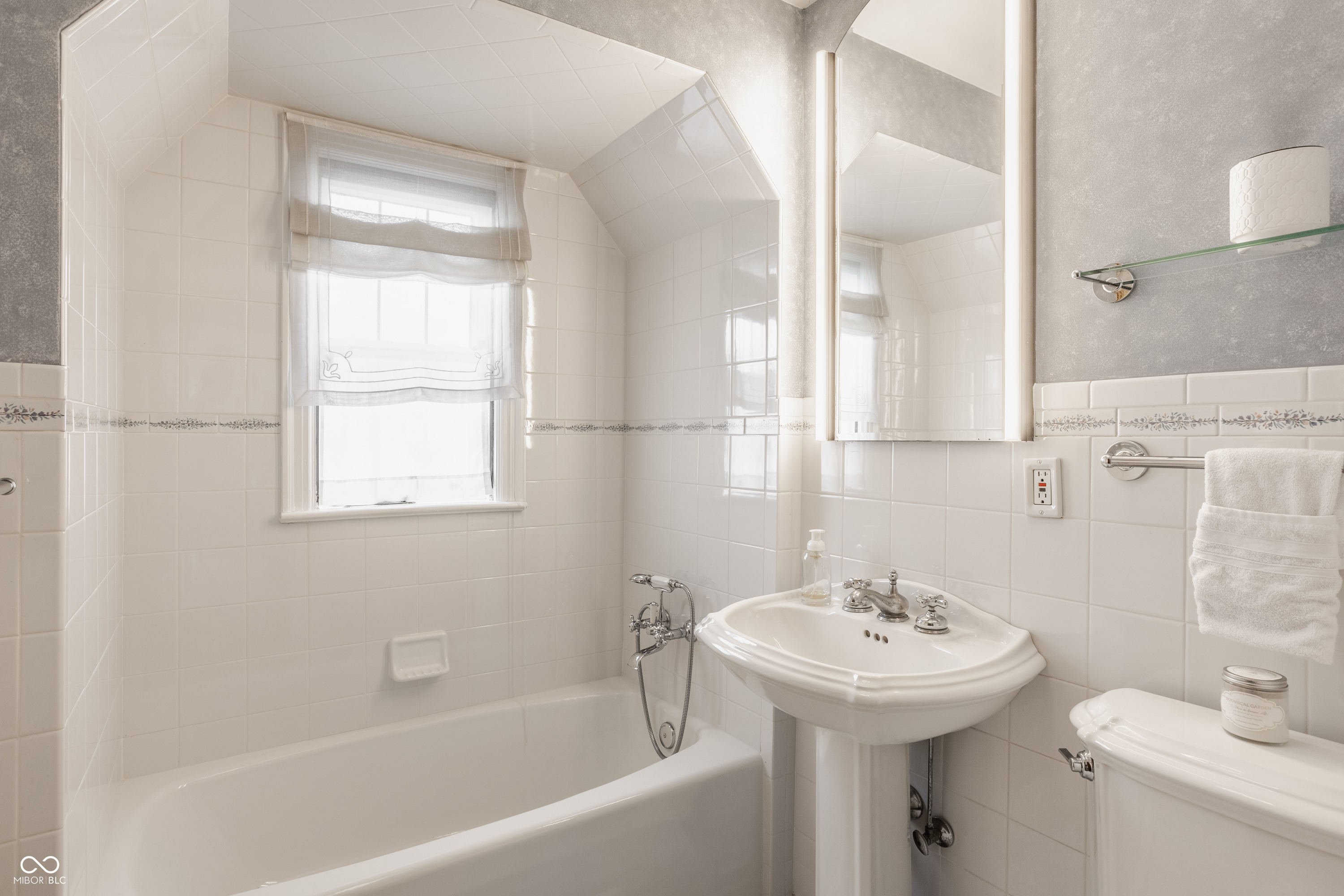 35 E 56th St