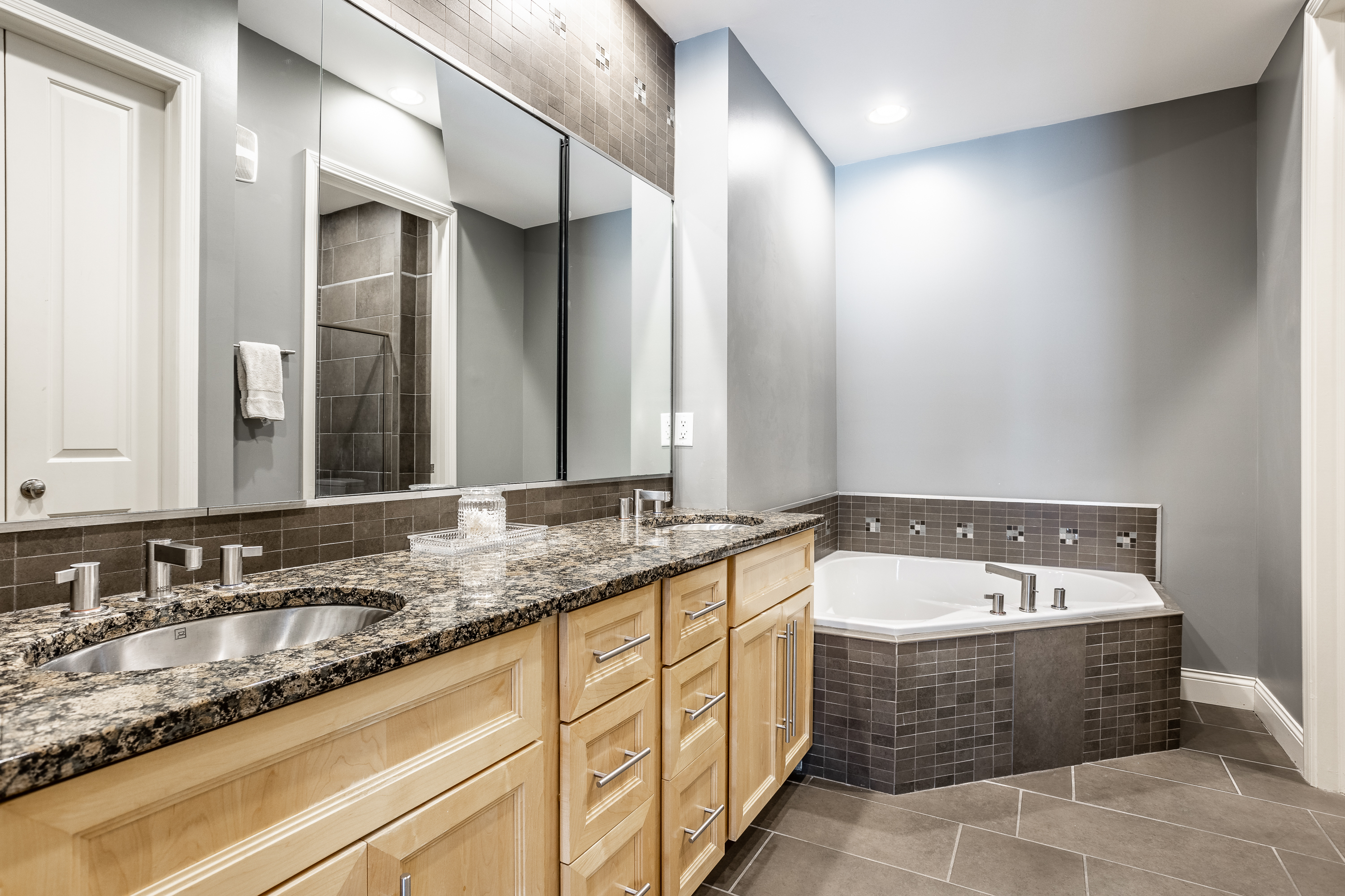 355 E Ohio Street Unit: STE 321