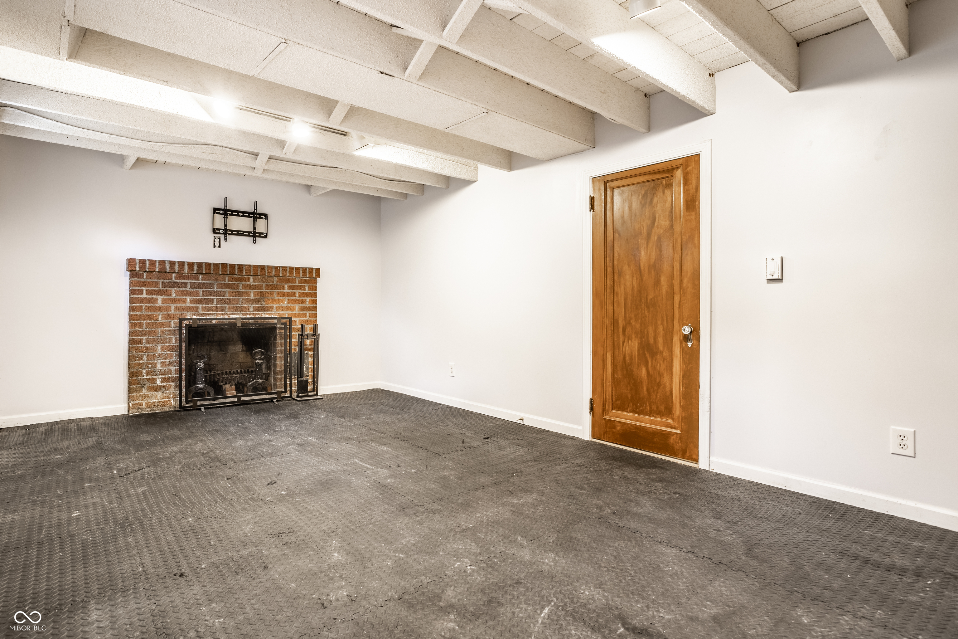 6020 Winthrop Avenue