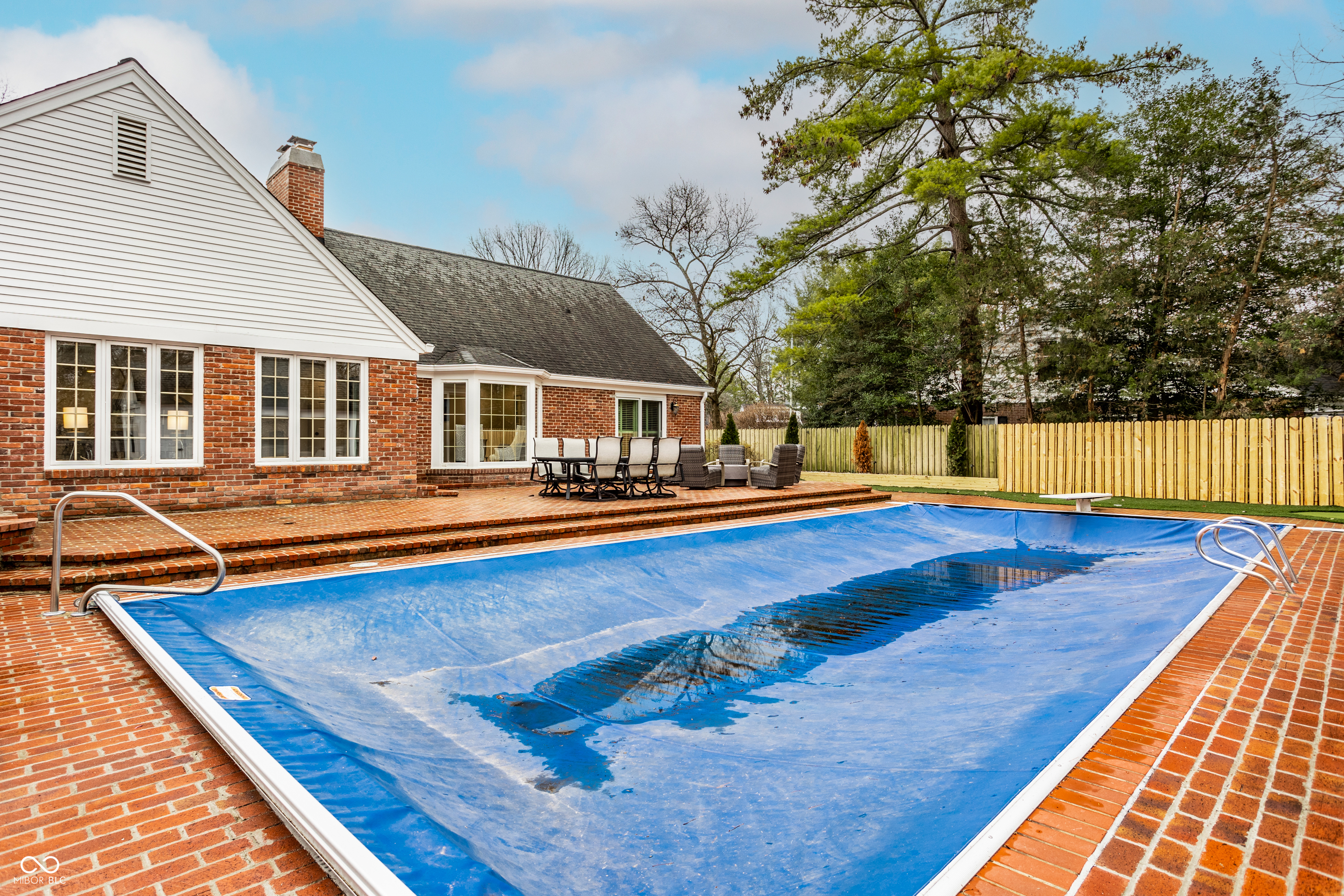 646 Somerset Drive W