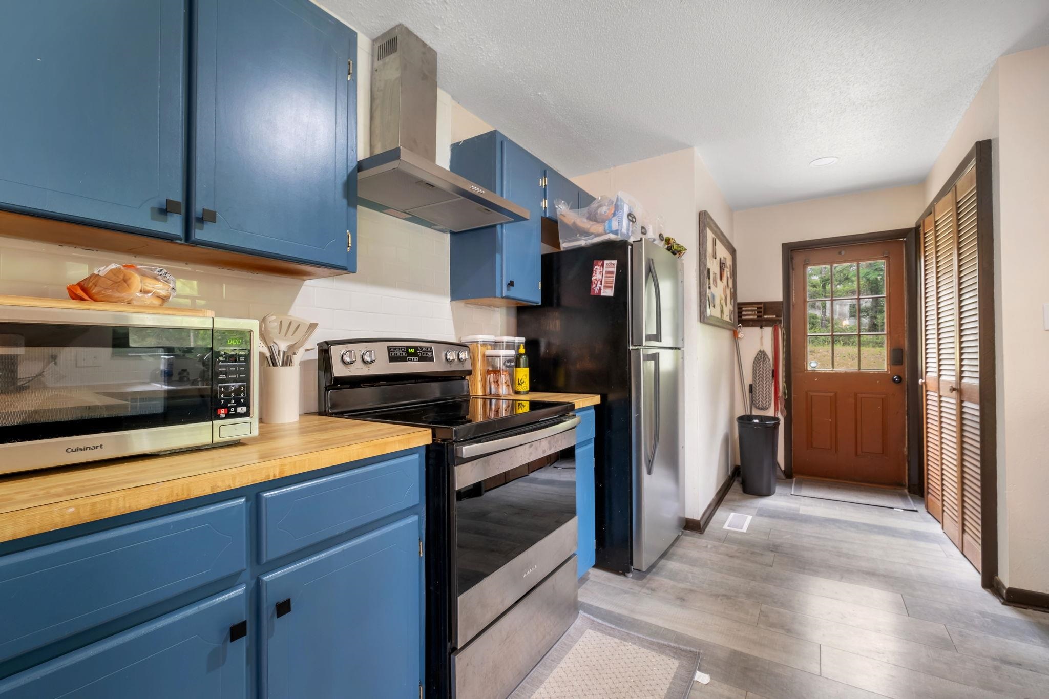 406 ROBIN ROAD Road