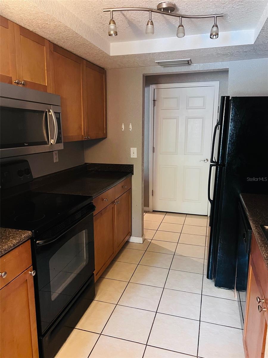 208 LEWFIELD CIR #208