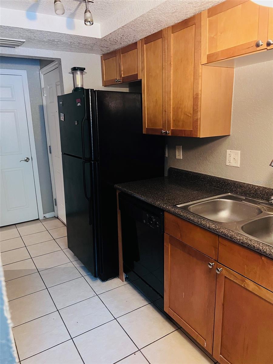 208 LEWFIELD CIR #208