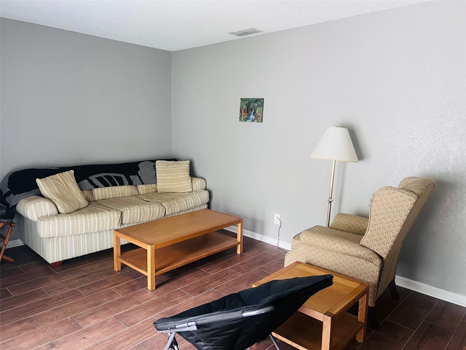 208 LEWFIELD CIR #208