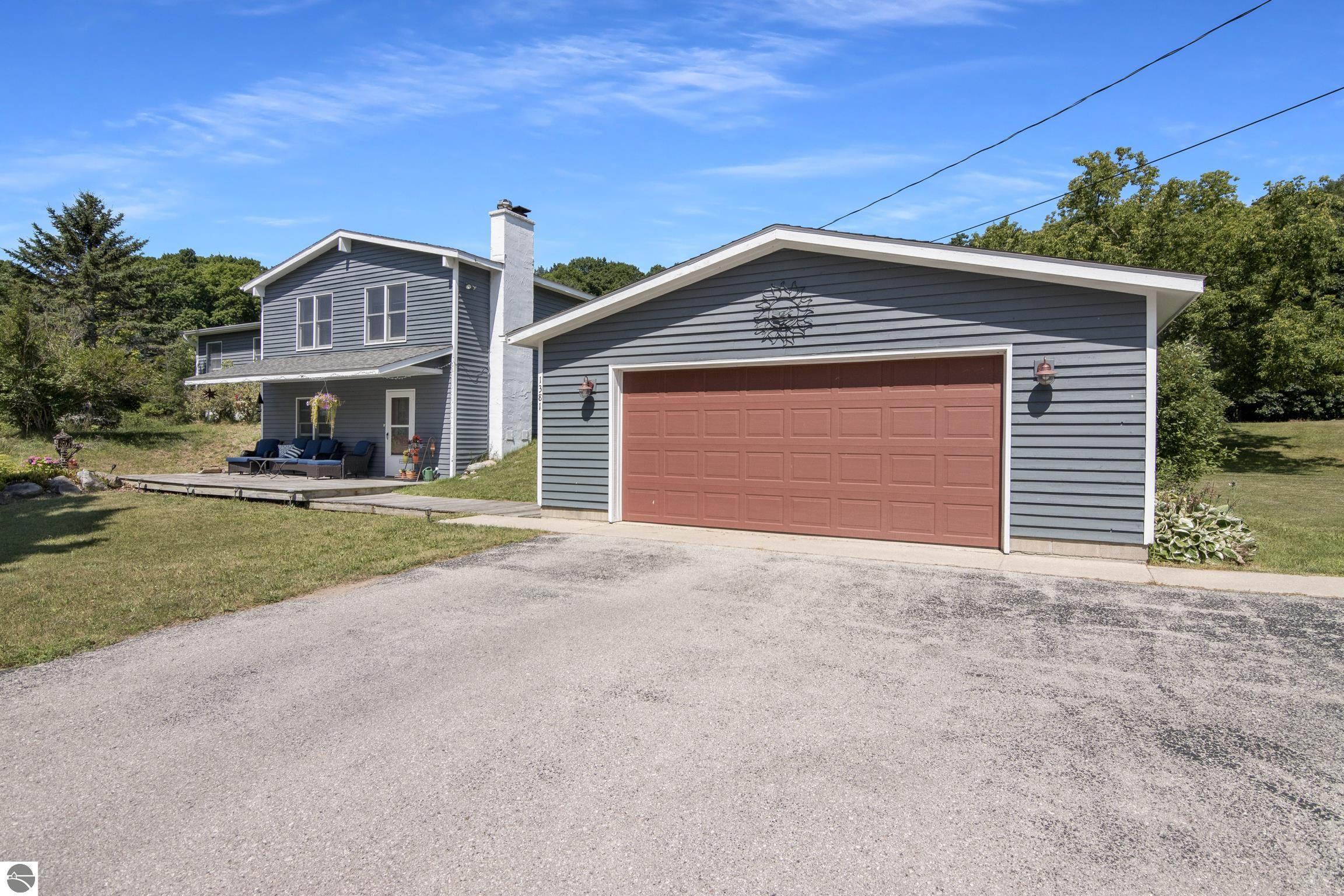 1381 N Manitou Trail