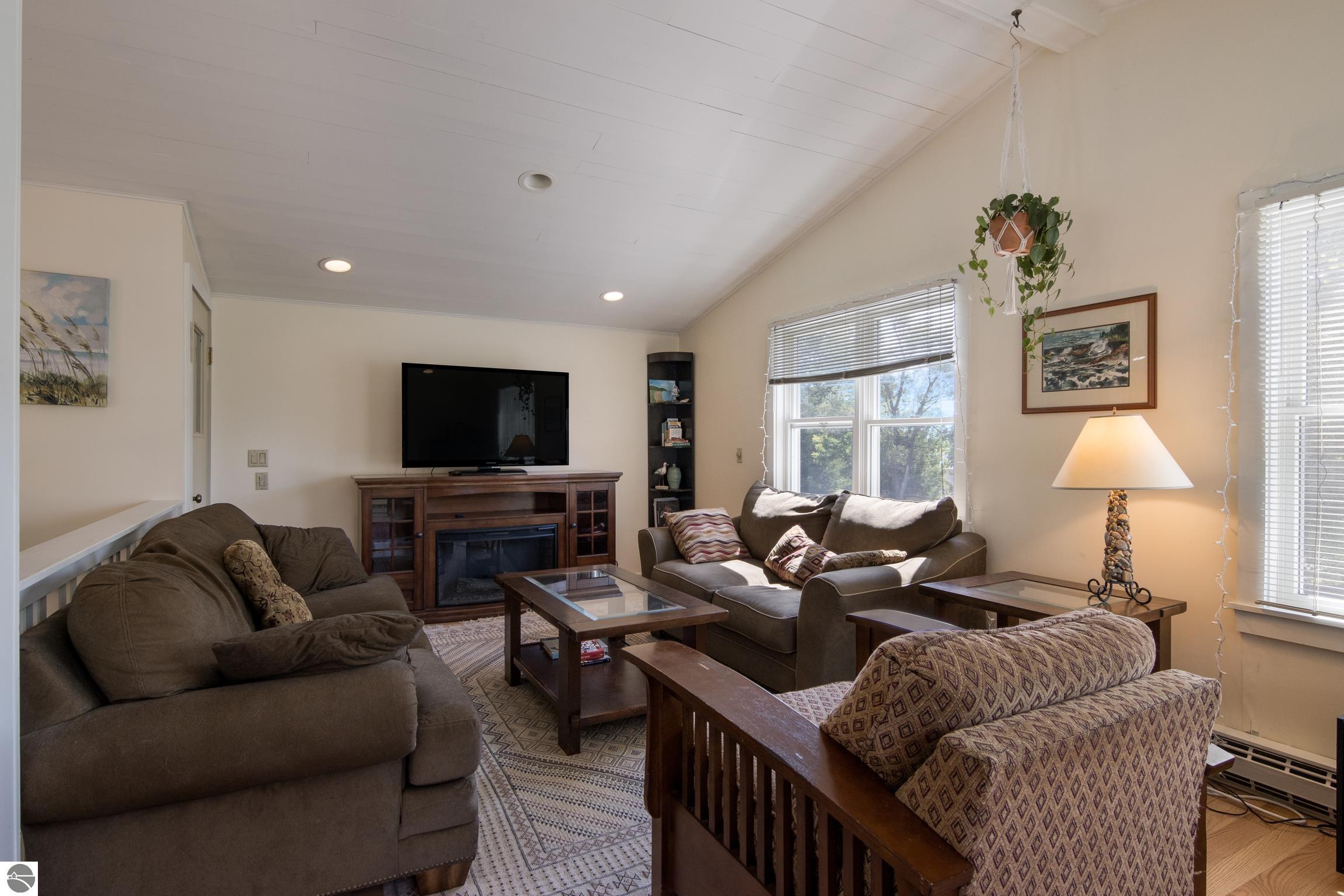 1381 N Manitou Trail