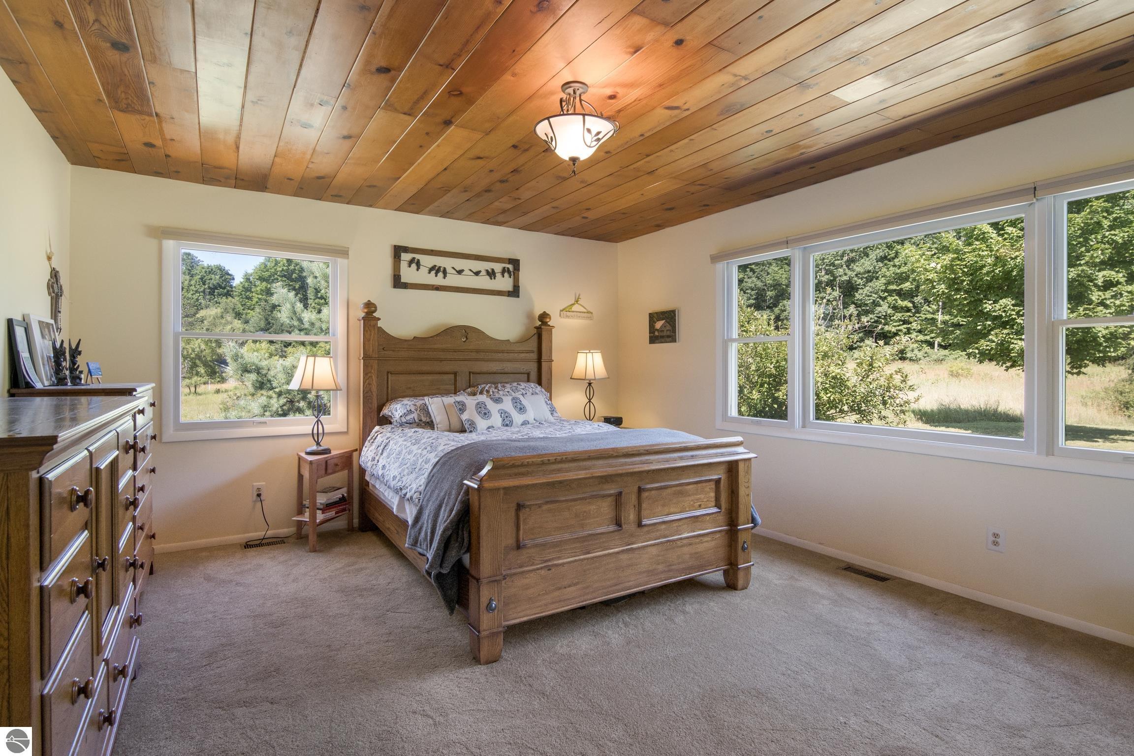 1381 N Manitou Trail