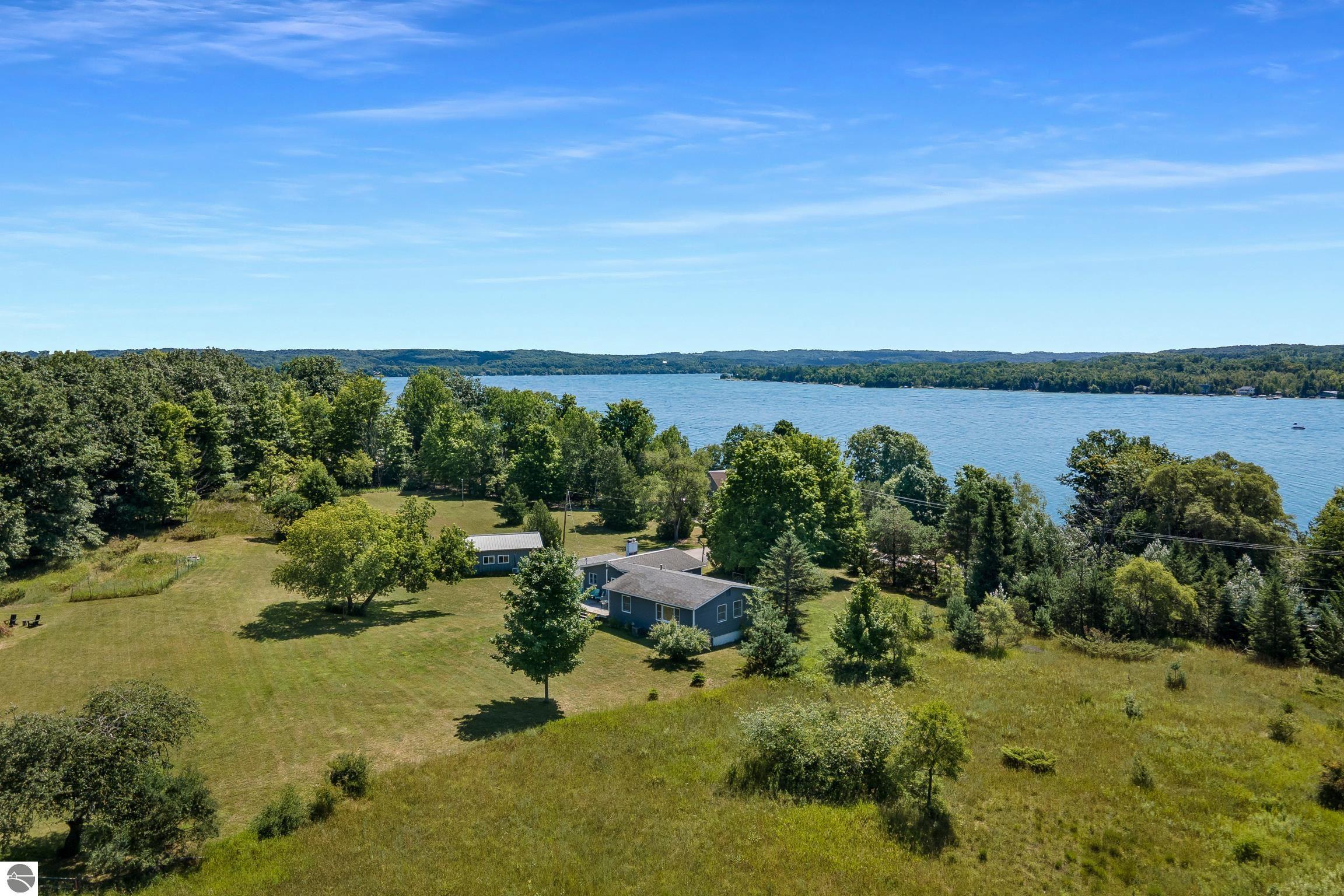 1381 N Manitou Trail