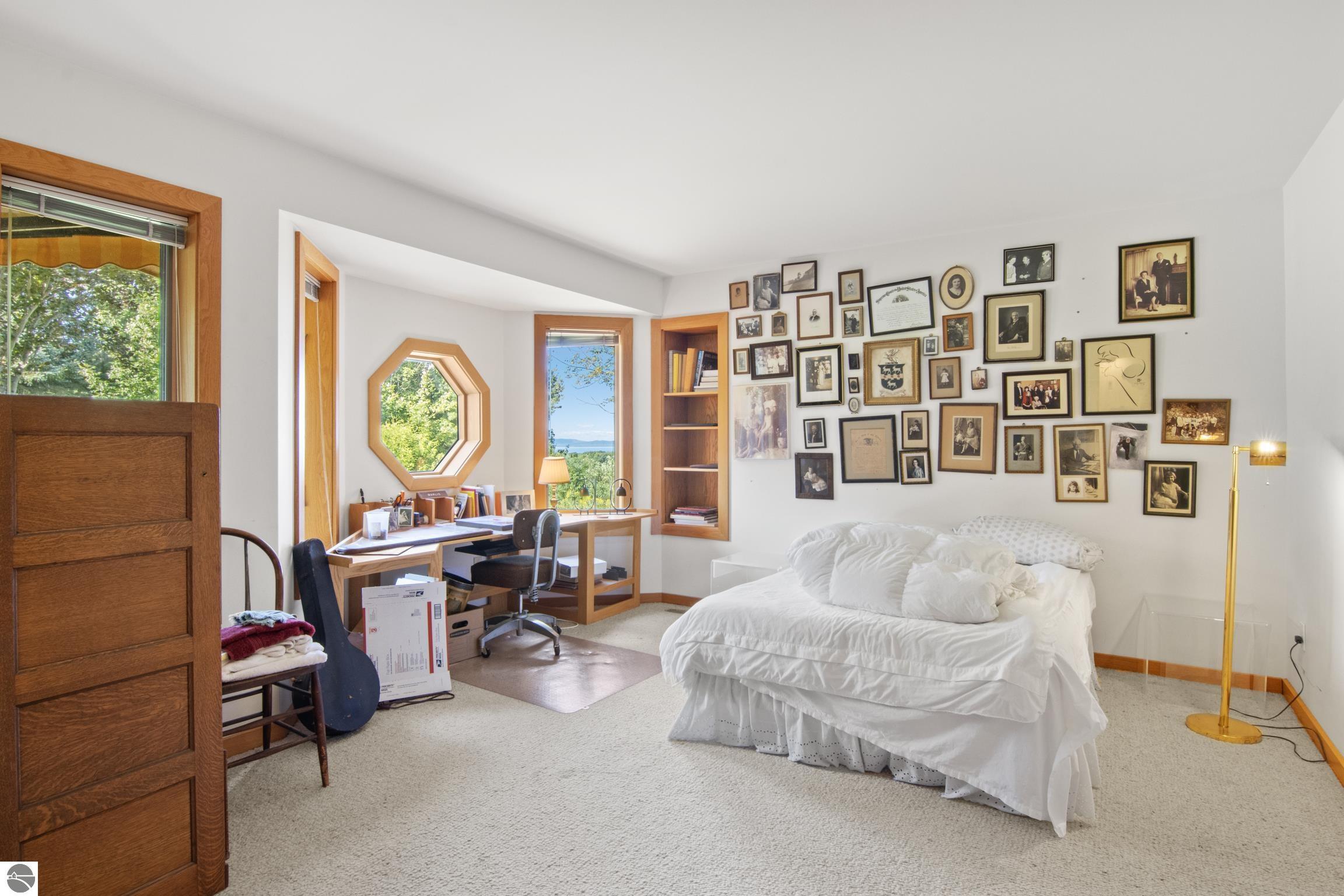 338 N Manitou Trail
