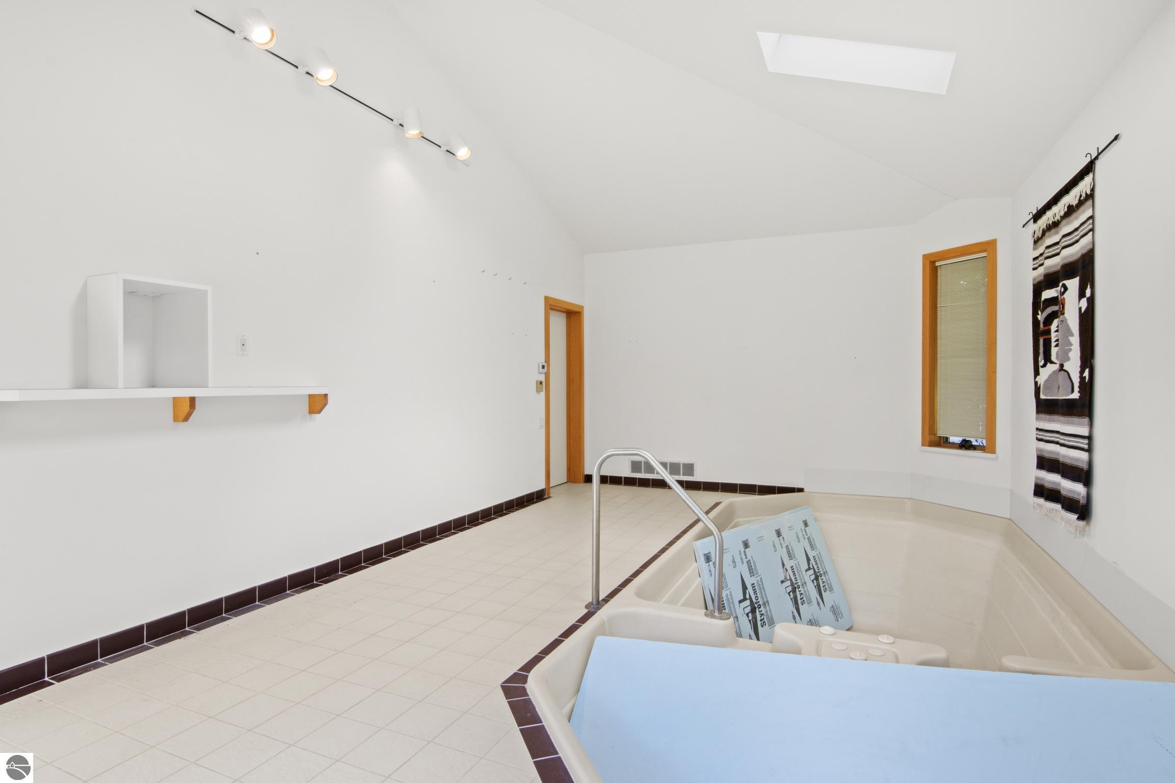 338 N Manitou Trail