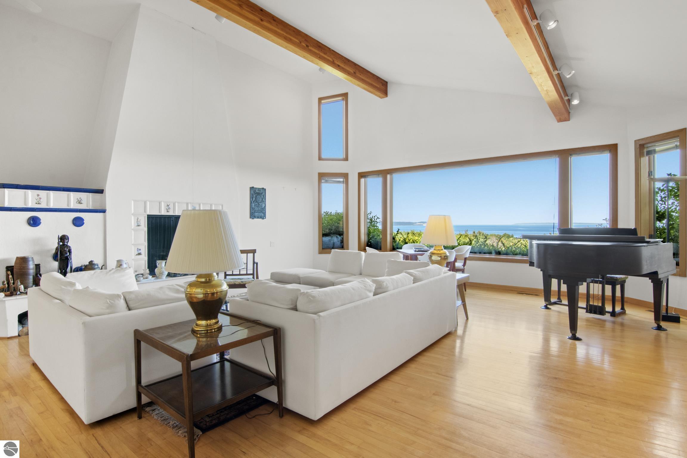 338 N Manitou Trail