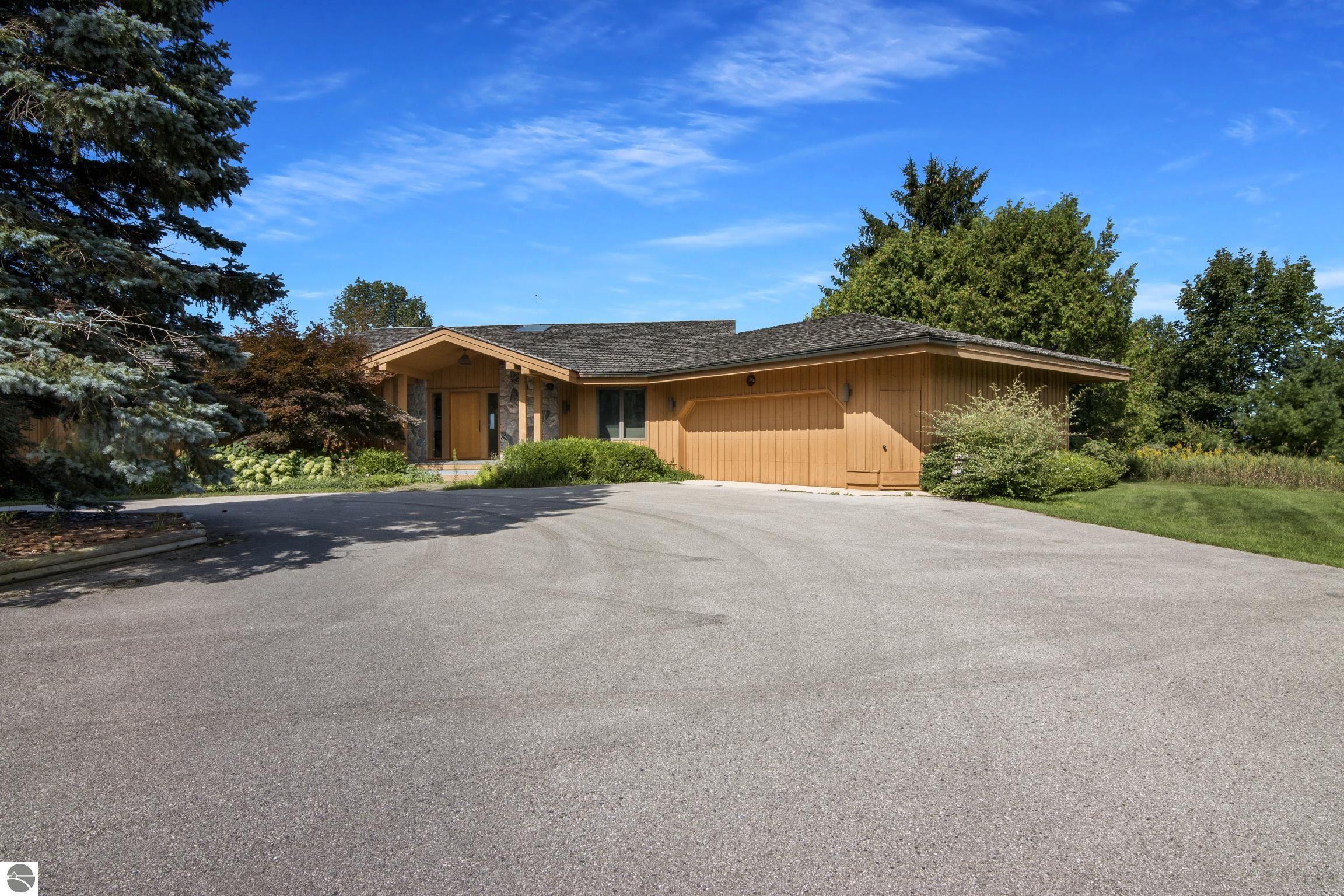338 N Manitou Trail