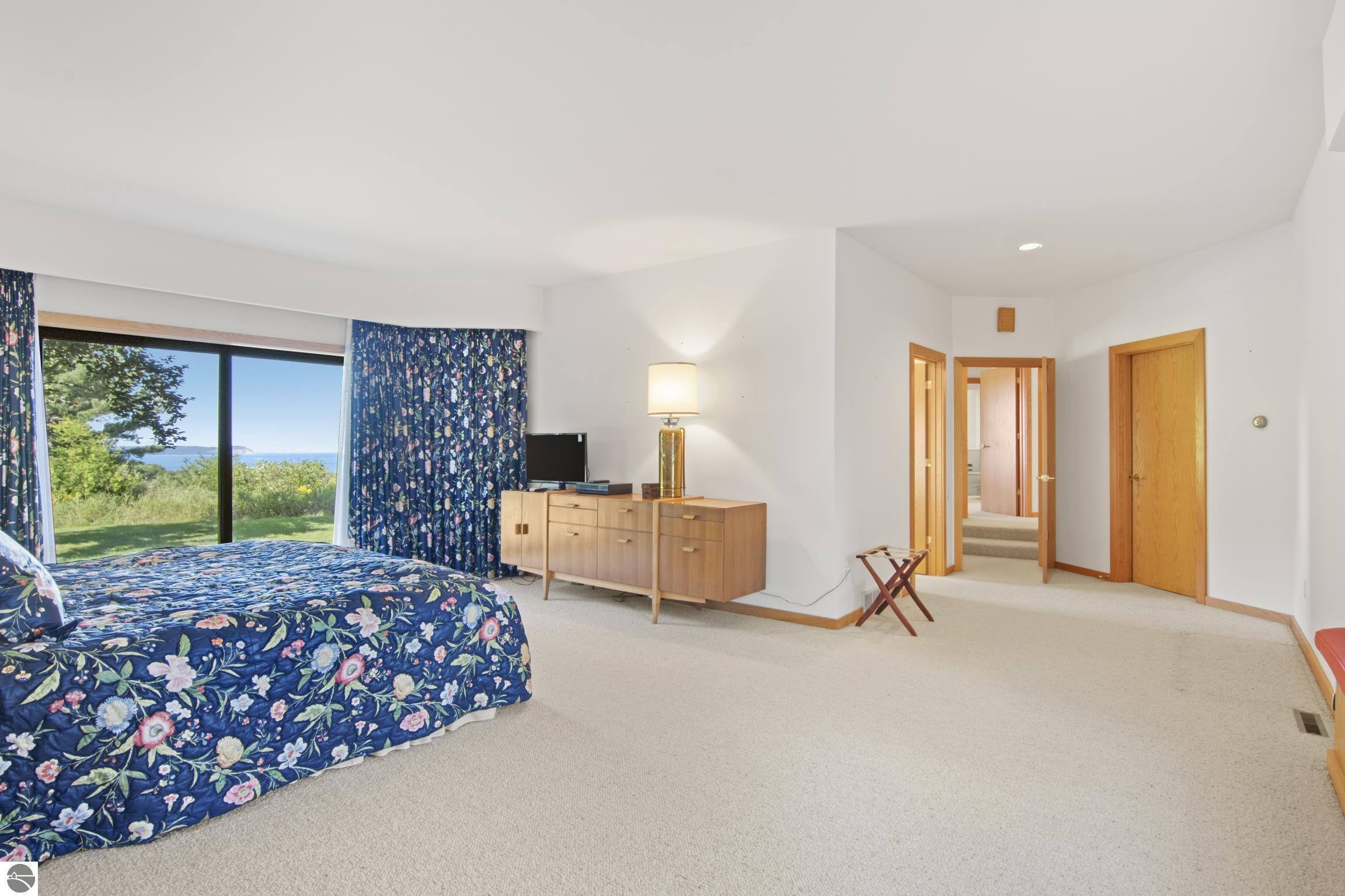 338 N Manitou Trail