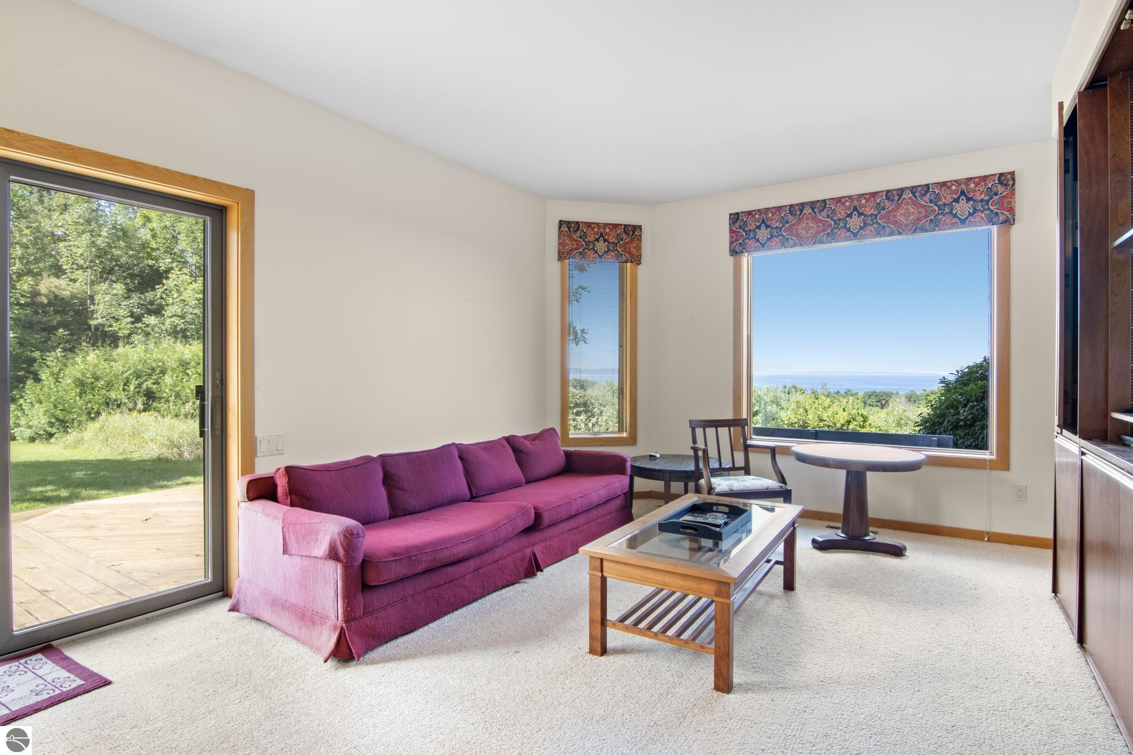 338 N Manitou Trail