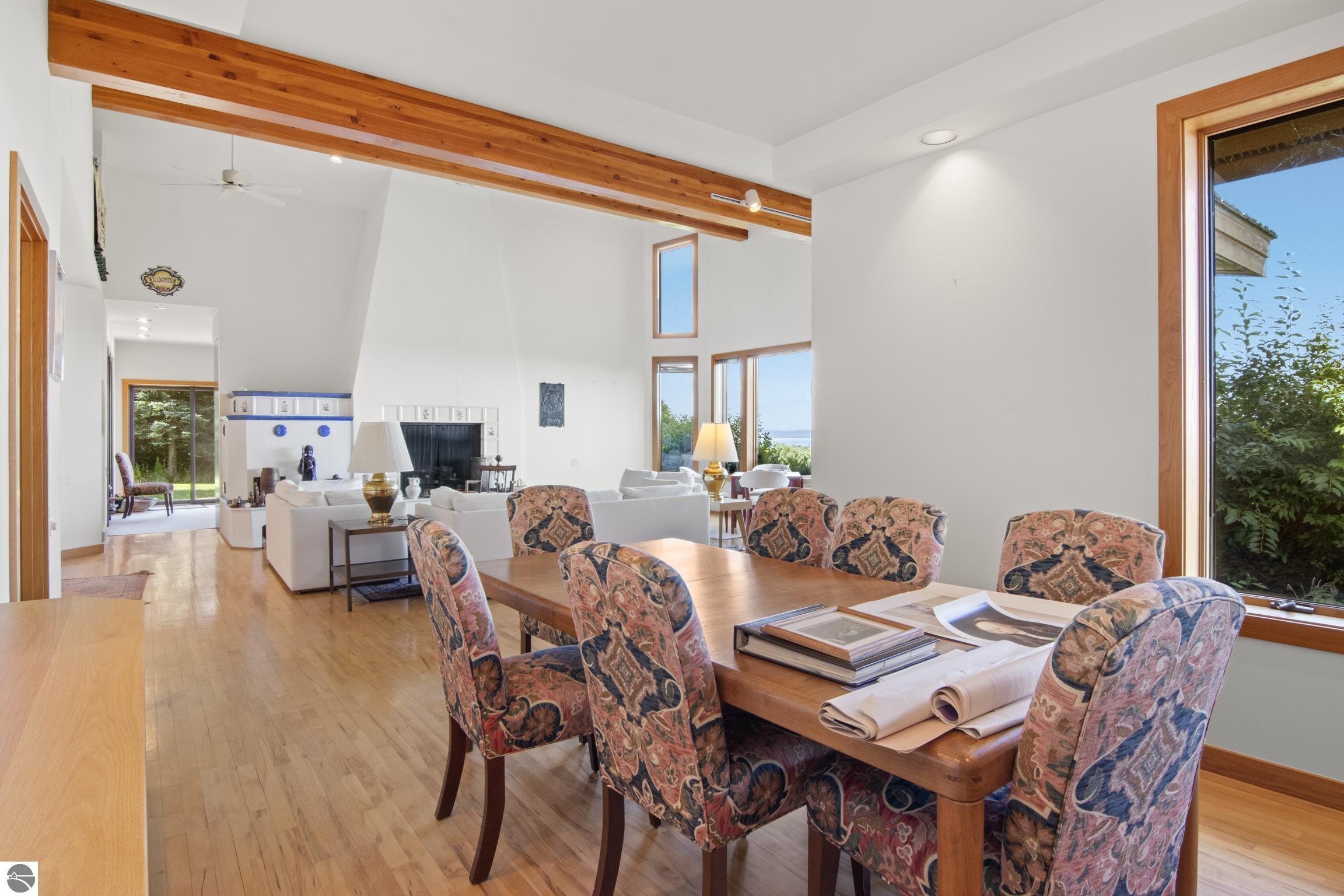 338 N Manitou Trail
