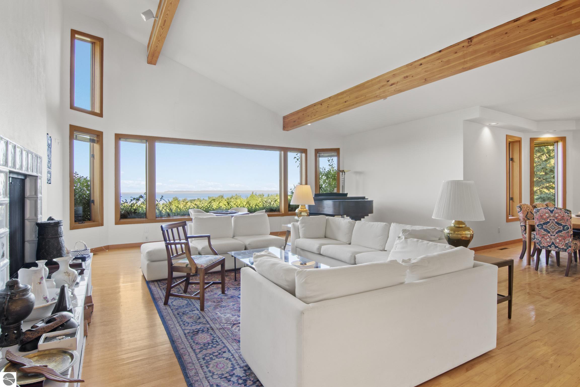 338 N Manitou Trail