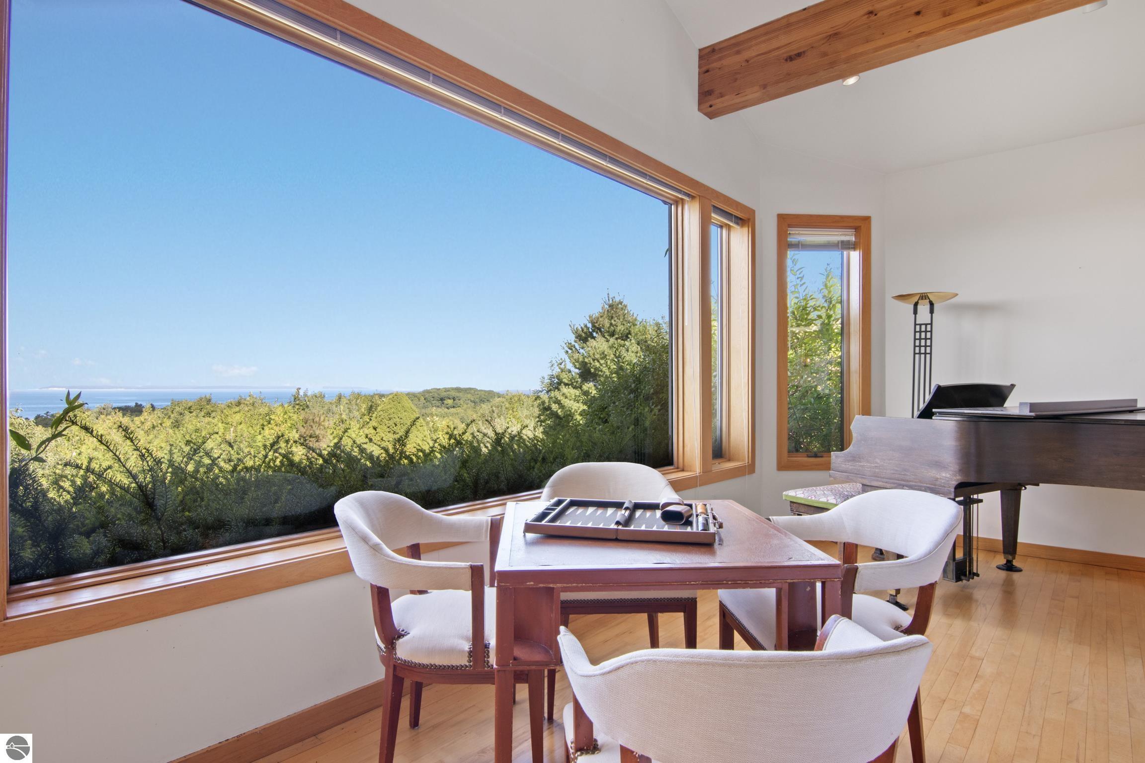 338 N Manitou Trail