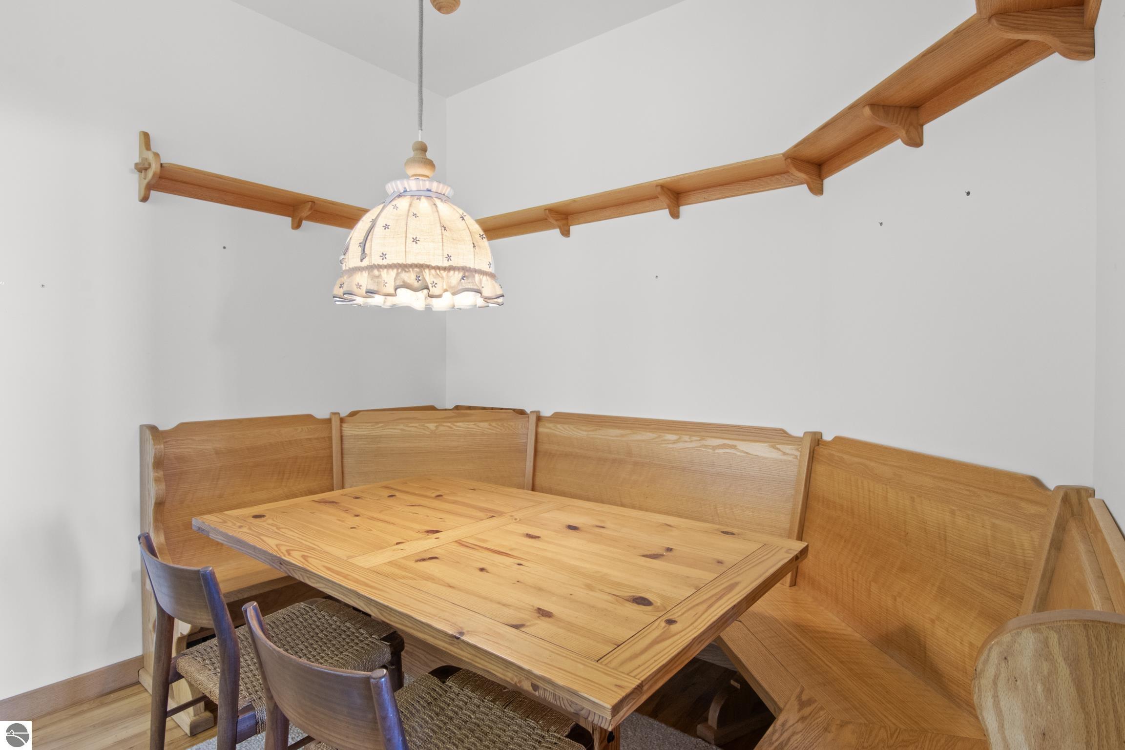 338 N Manitou Trail