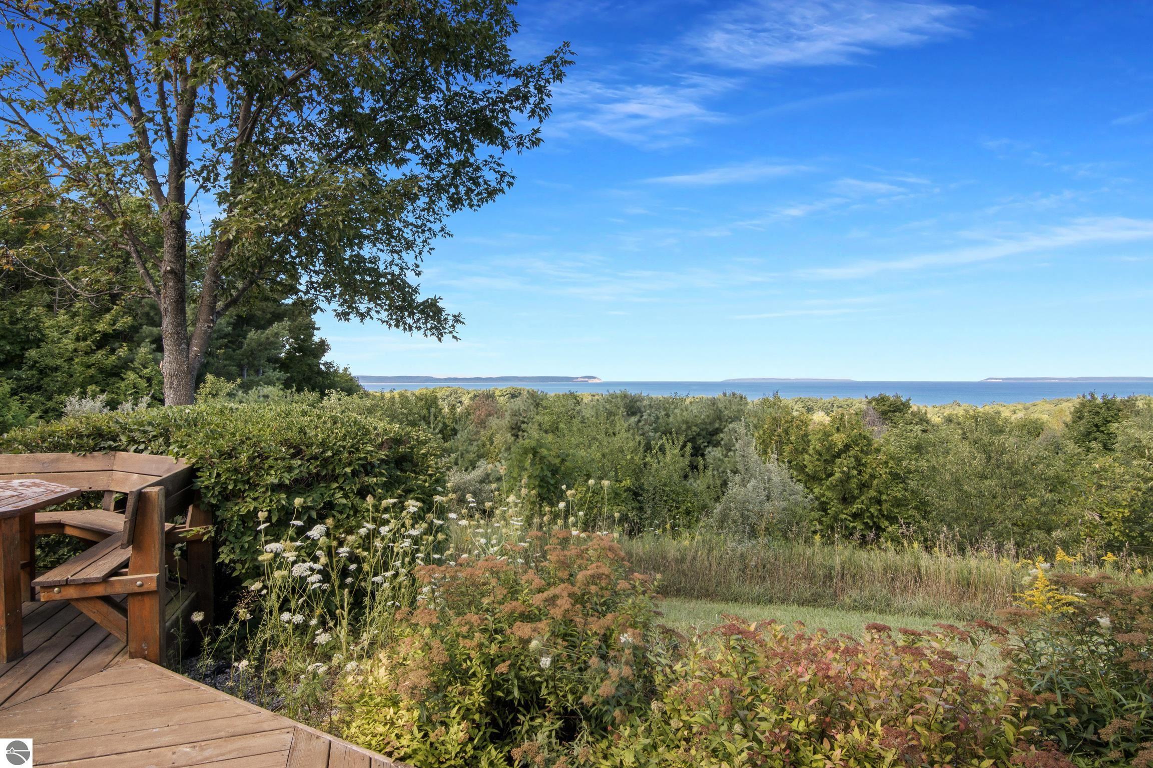 338 N Manitou Trail
