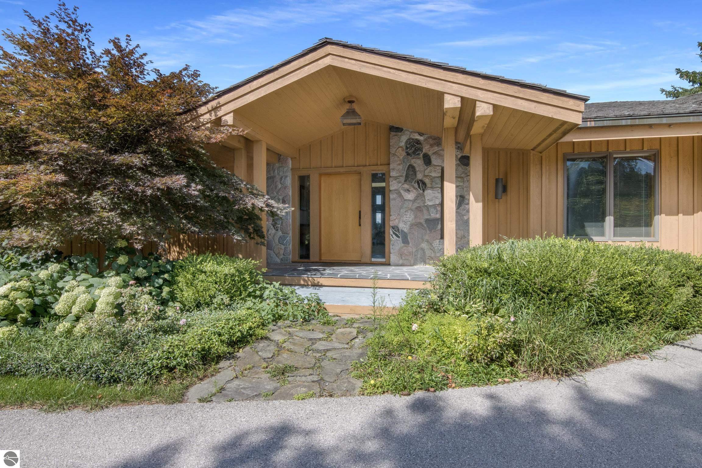 338 N Manitou Trail