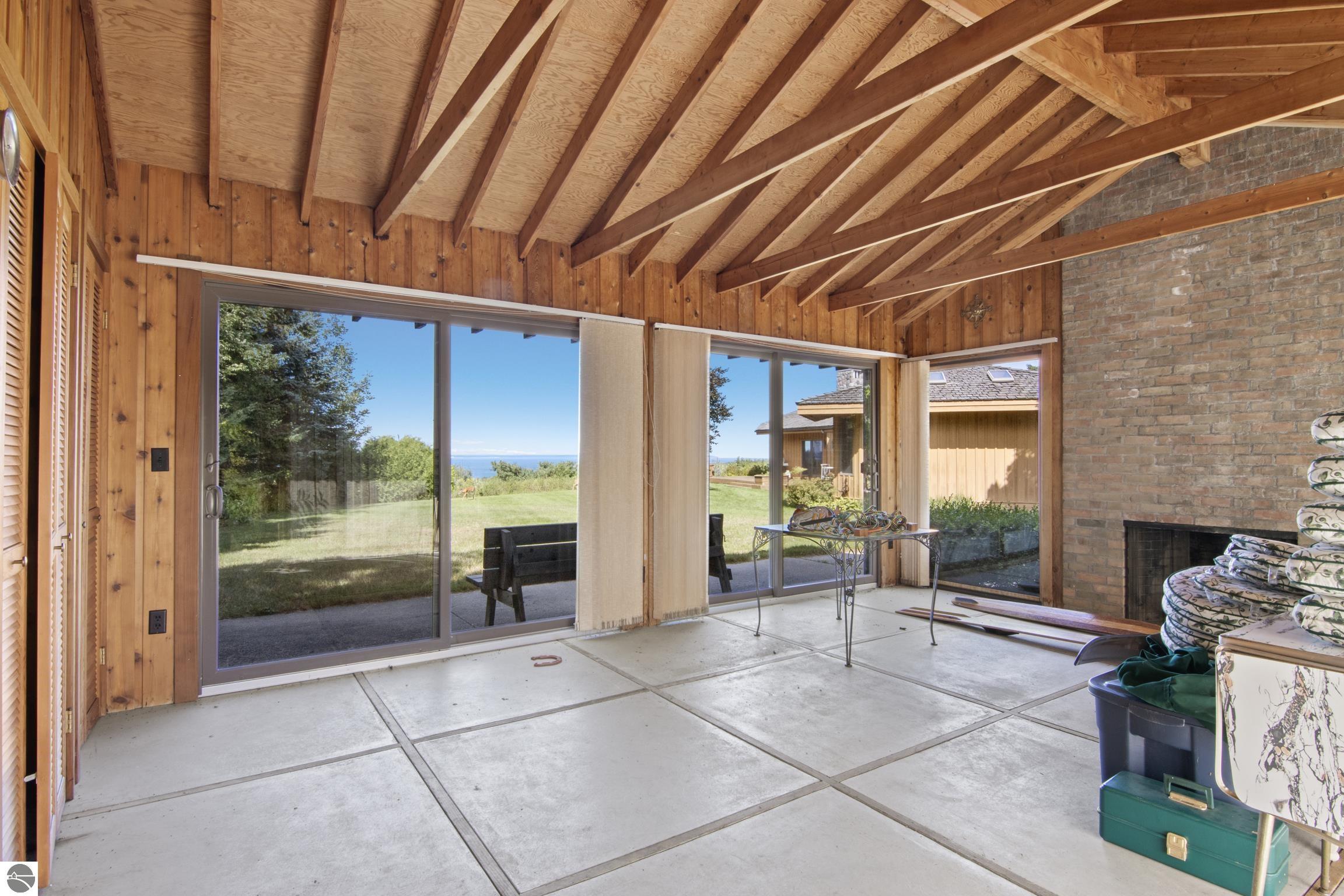 338 N Manitou Trail