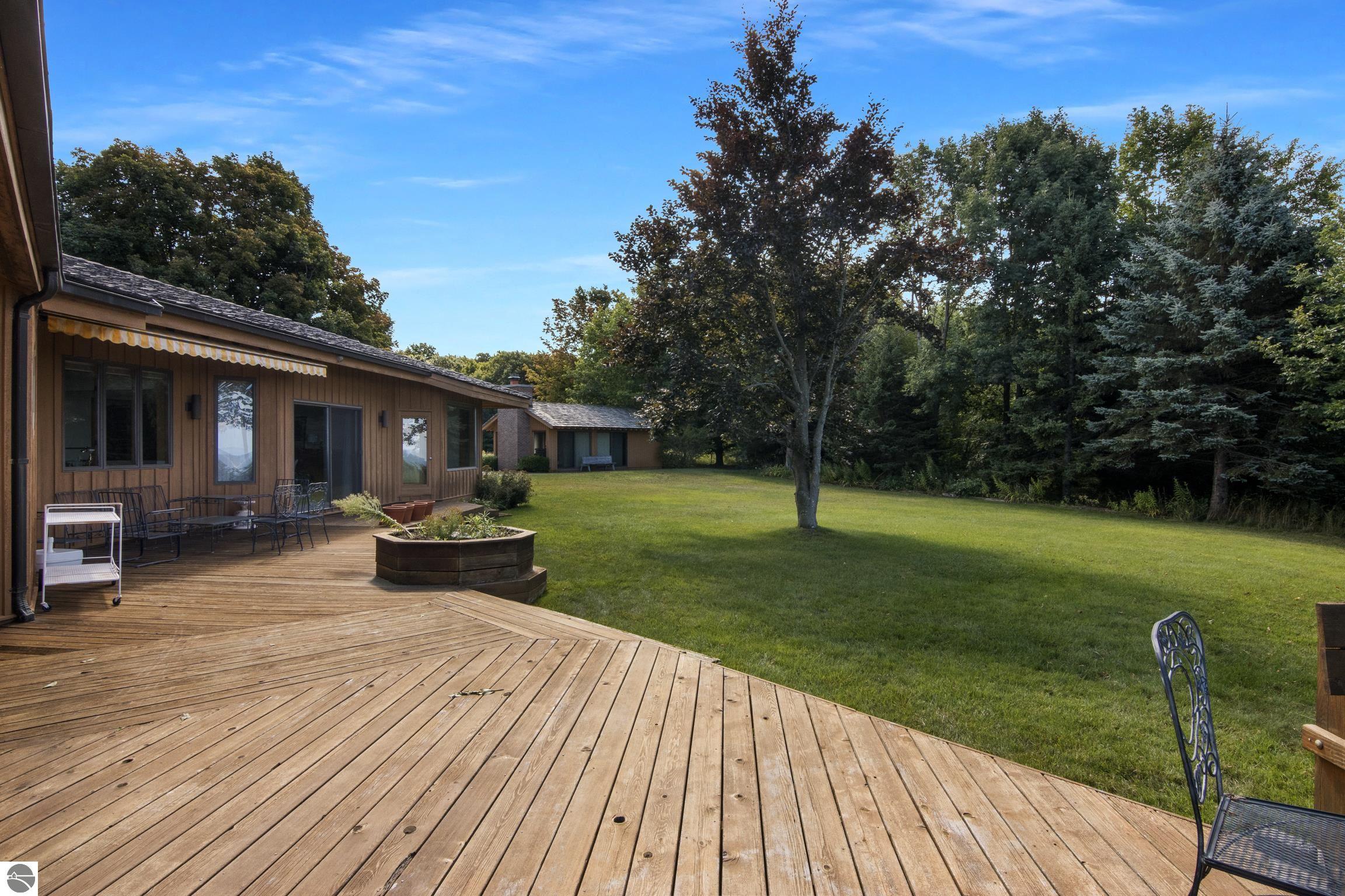 338 N Manitou Trail