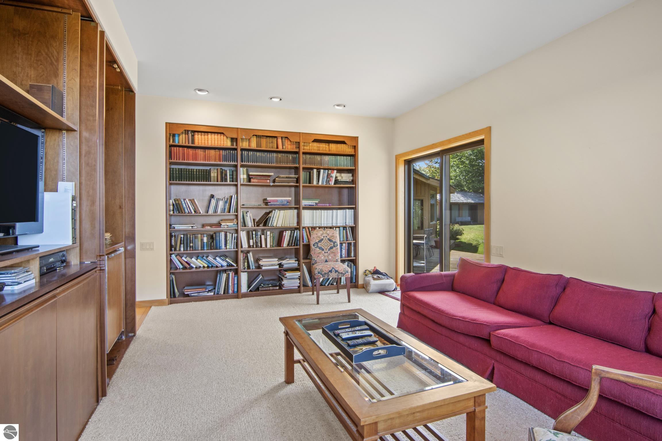 338 N Manitou Trail