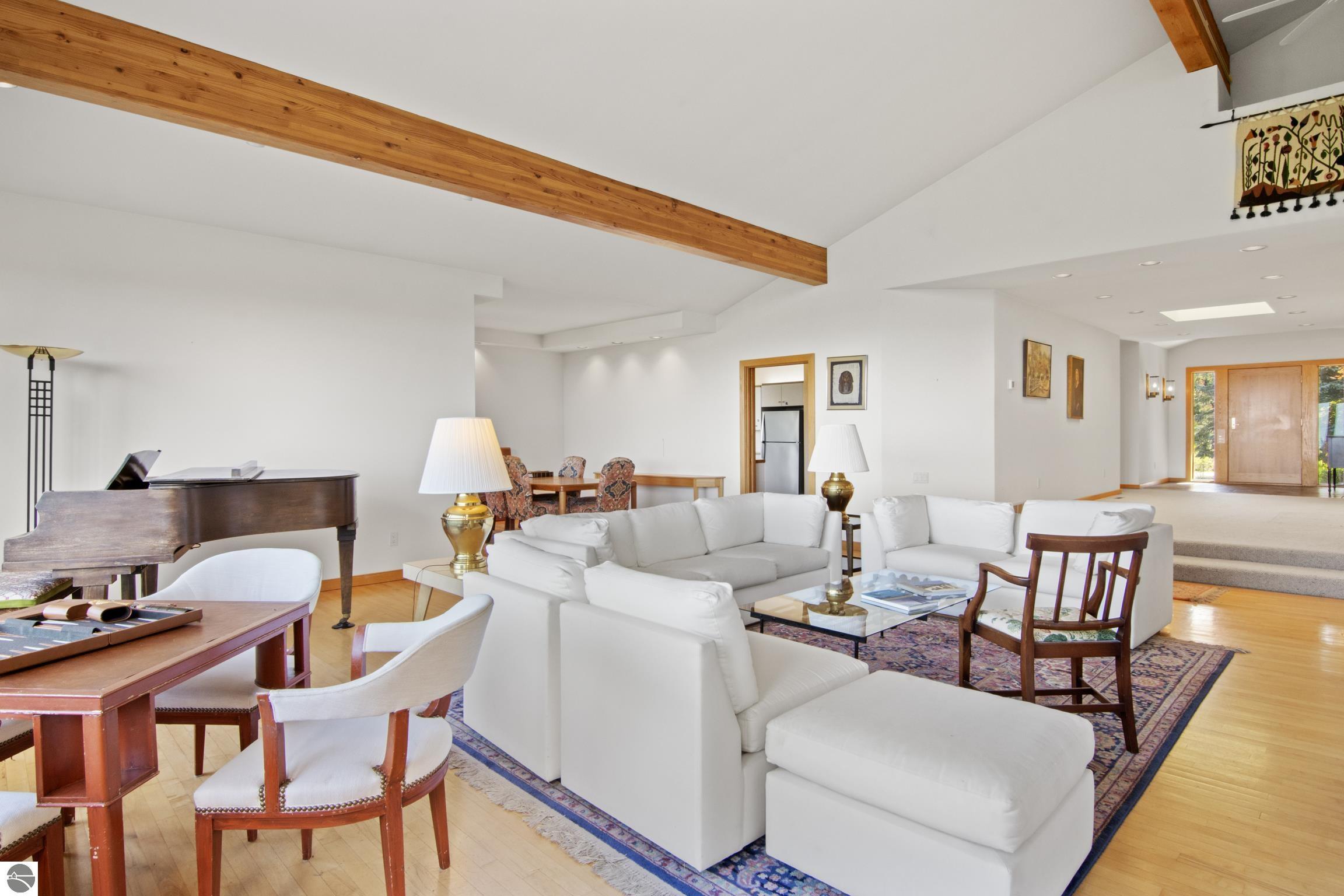 338 N Manitou Trail