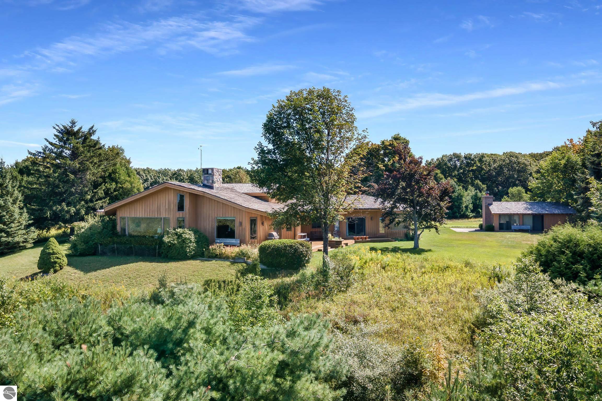 338 N Manitou Trail